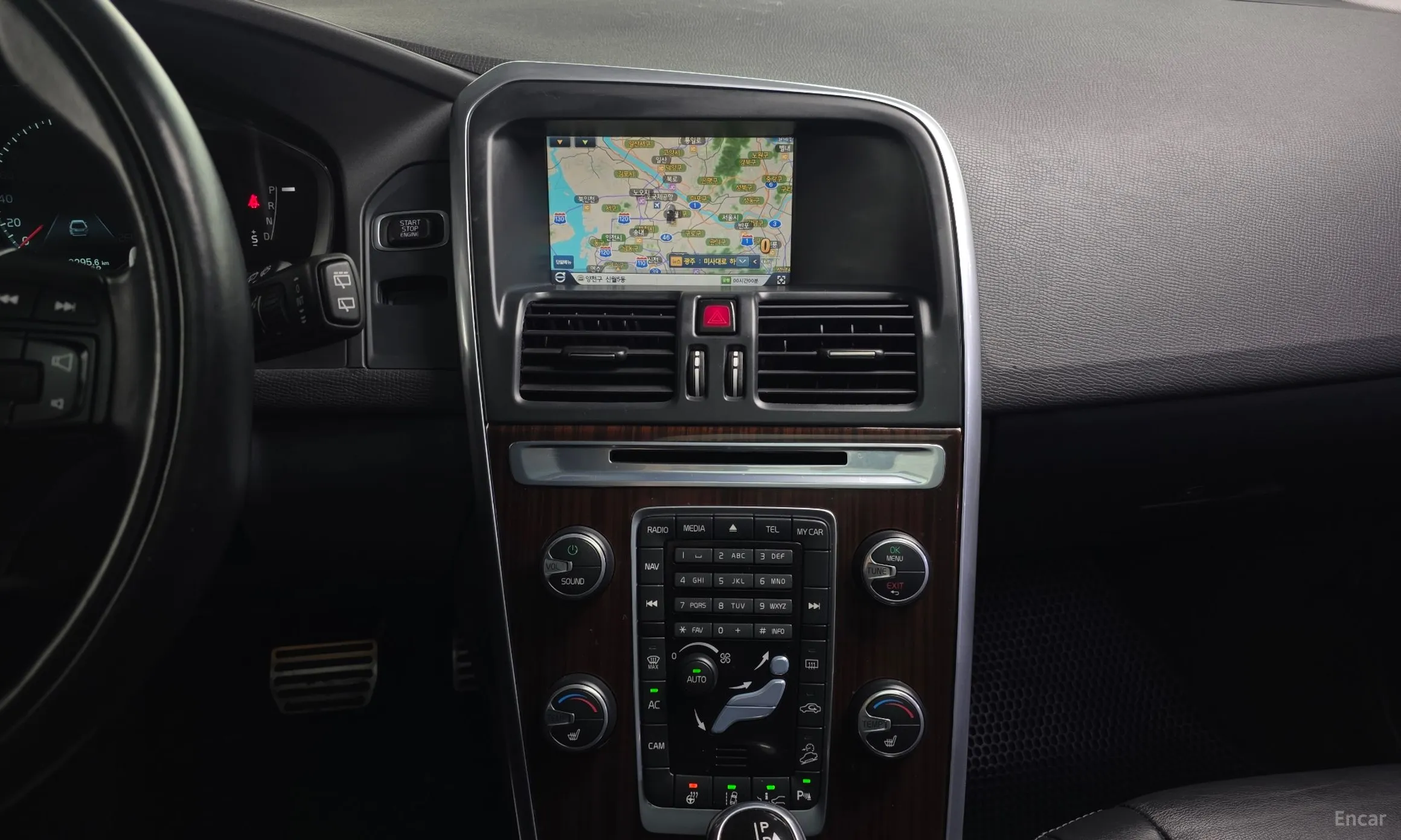 Volvo XC60 превью 14
