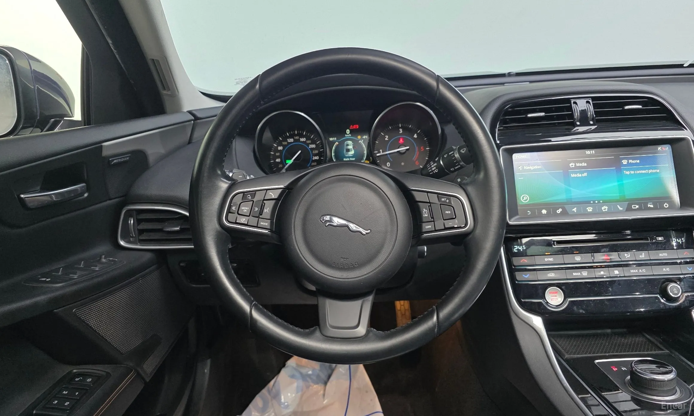Jaguar XE превью 13