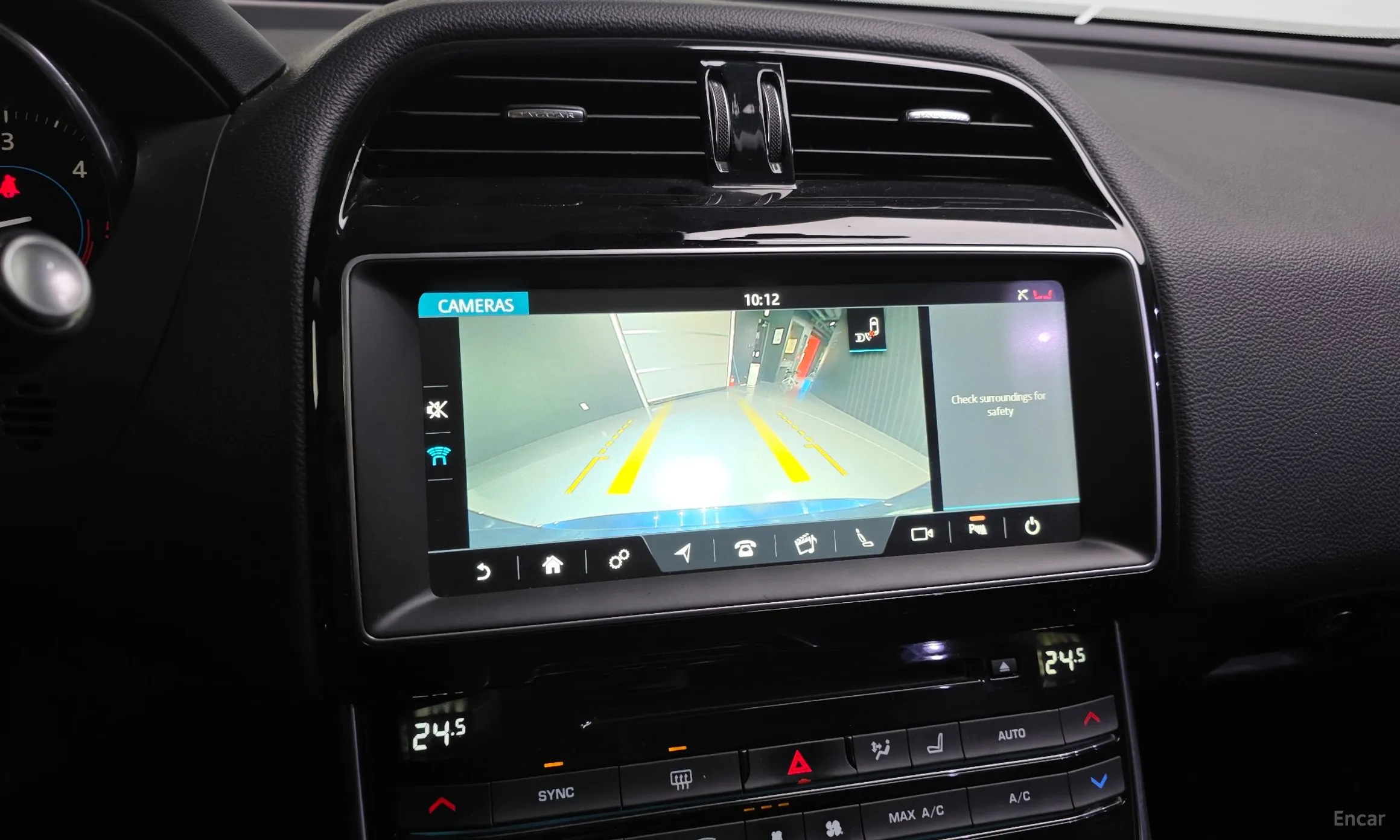 Jaguar XE превью 15