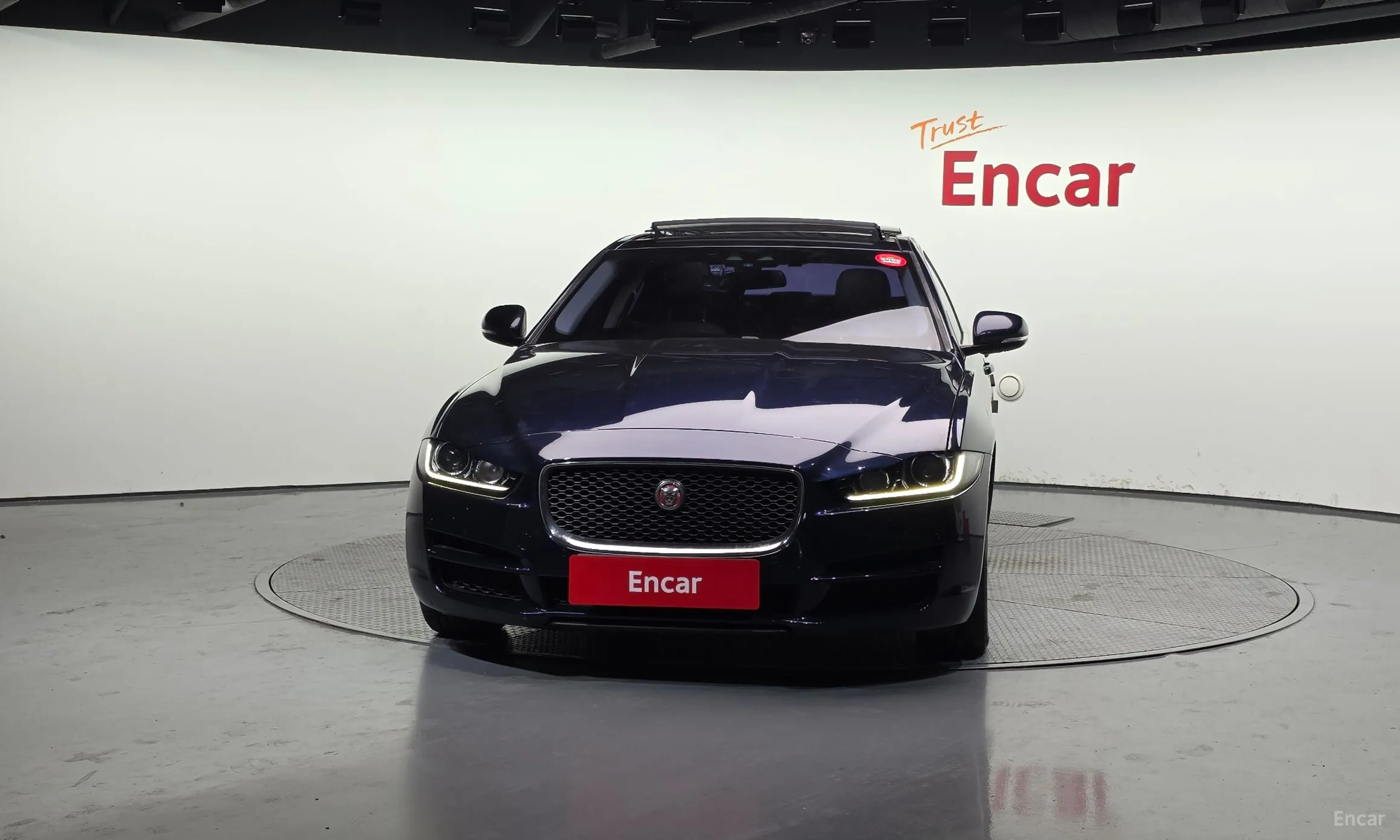 Jaguar XE превью 3