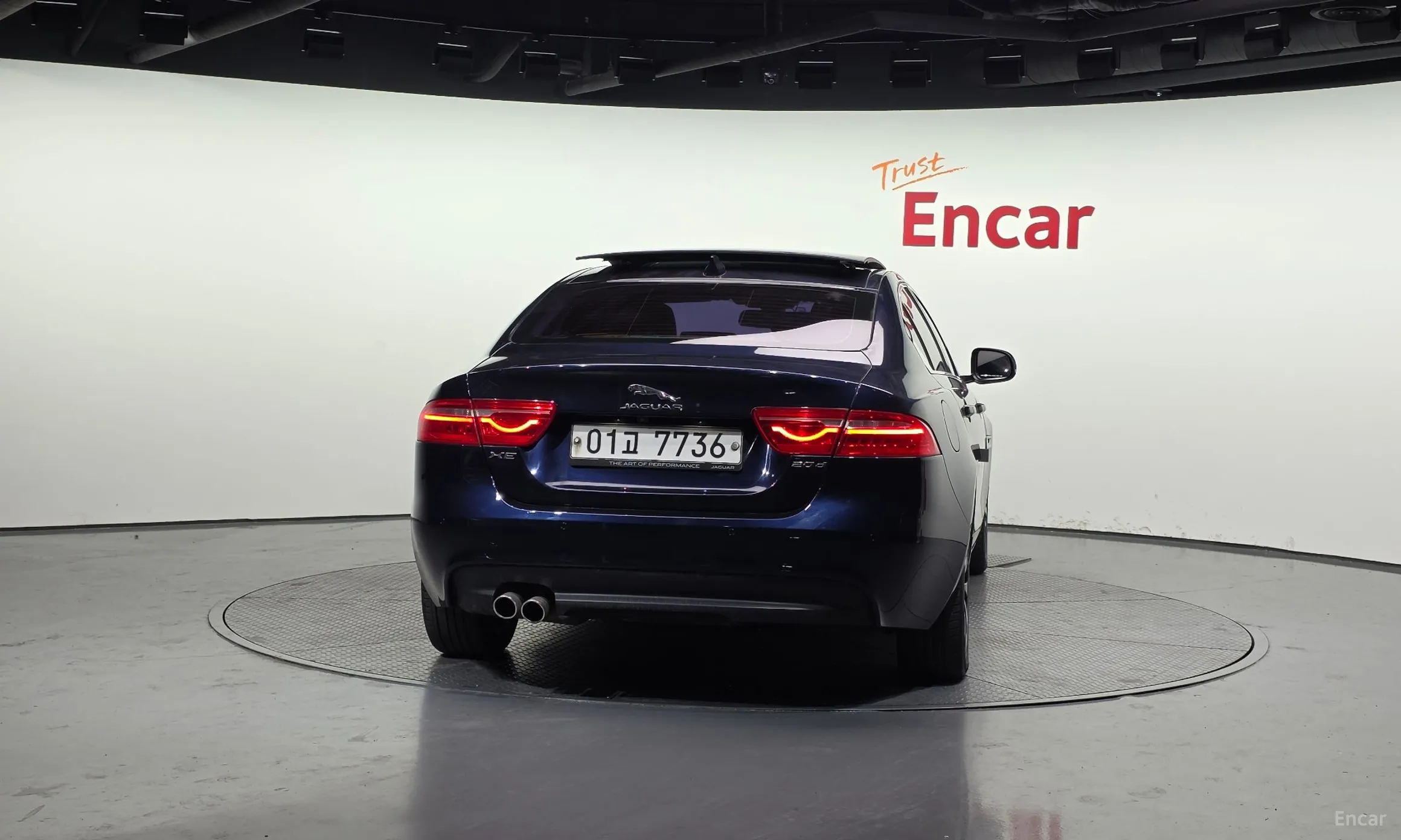 Jaguar XE превью 4