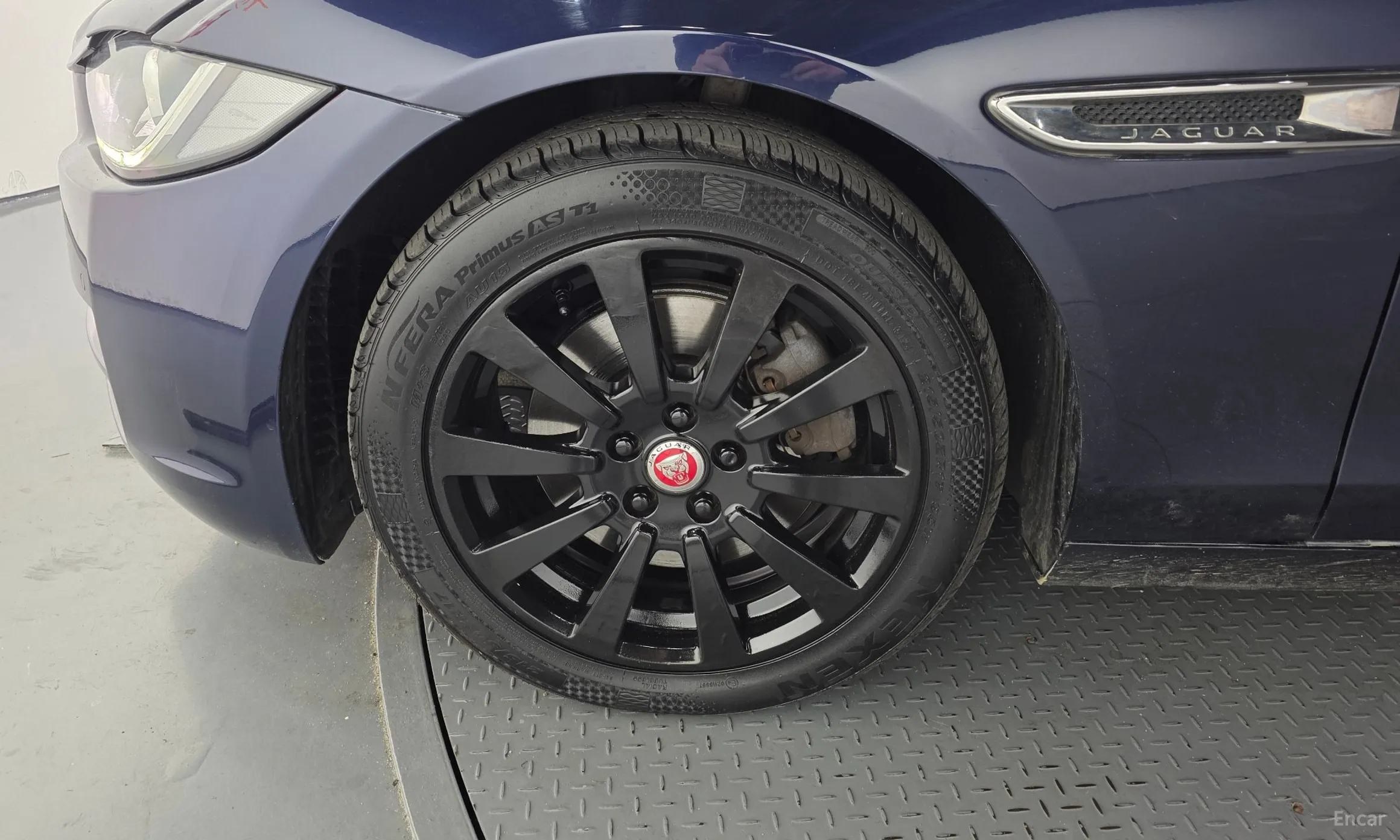 Jaguar XE превью 5