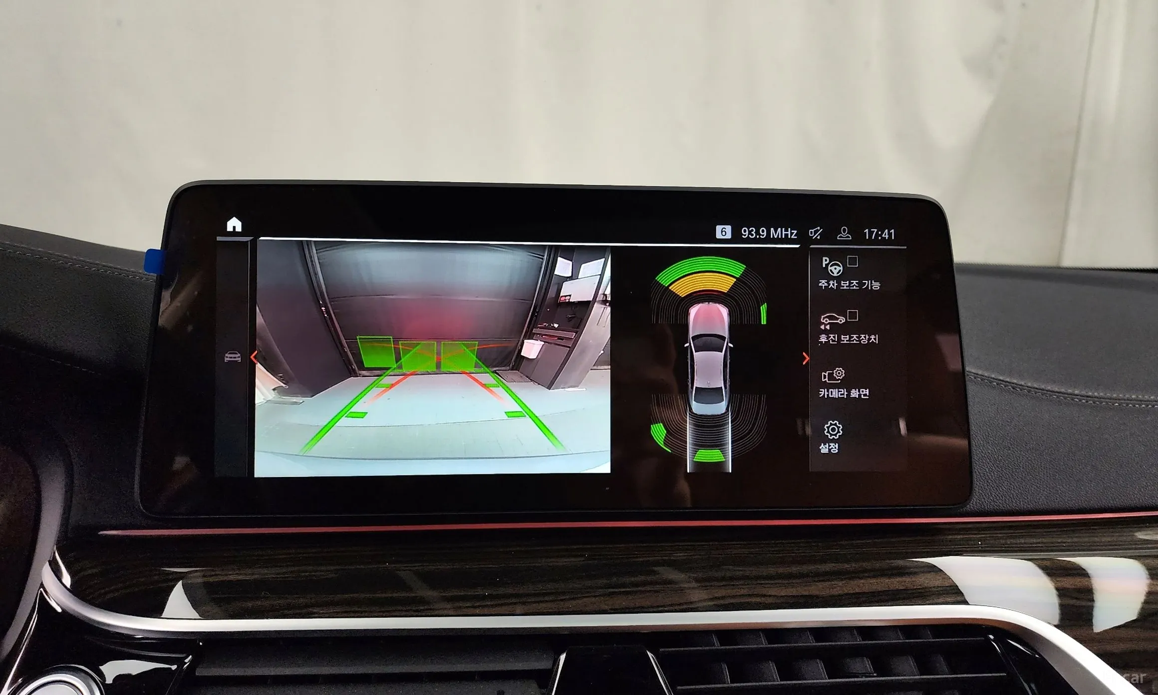 BMW 5 Series (G30) превью 15