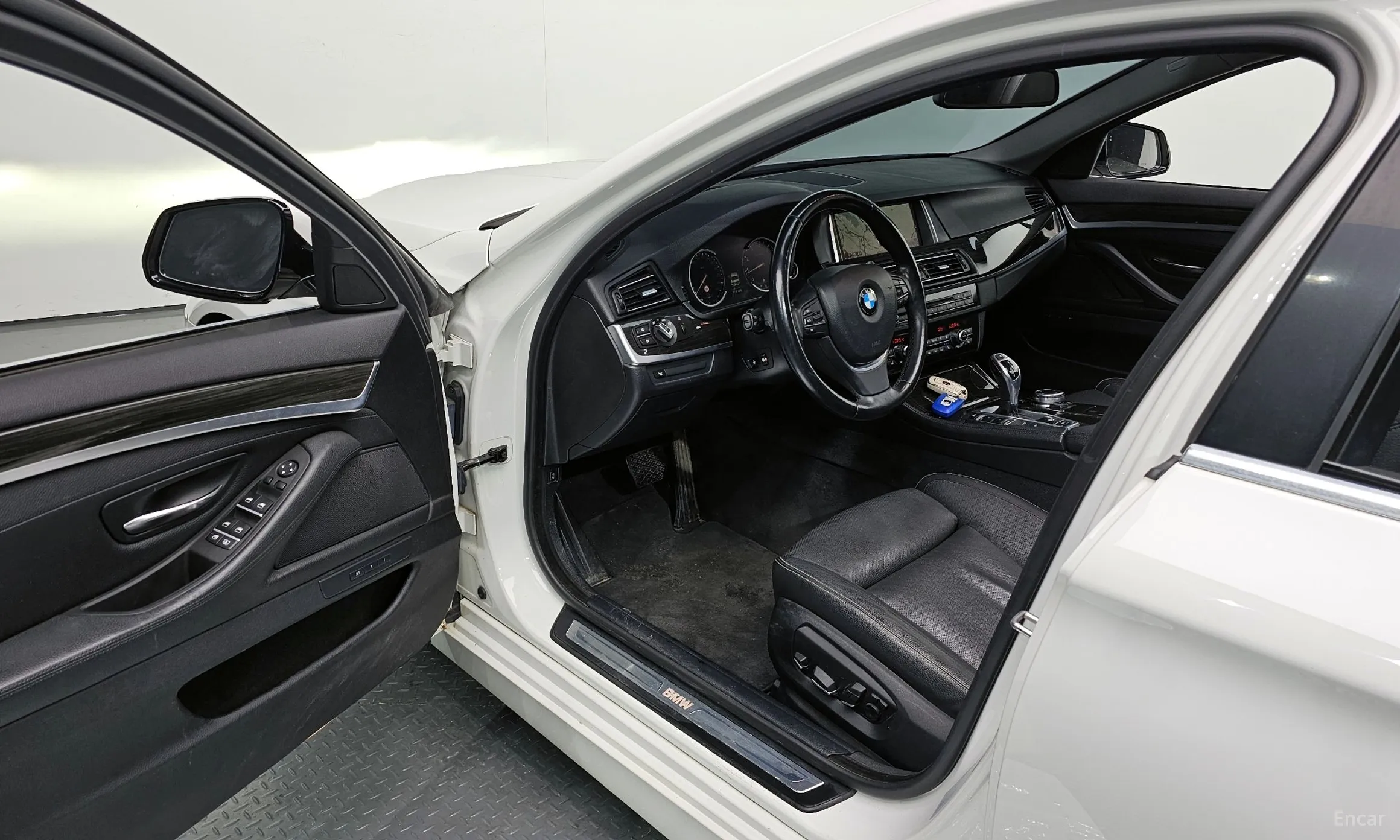 BMW 5 Series (F10) превью 11