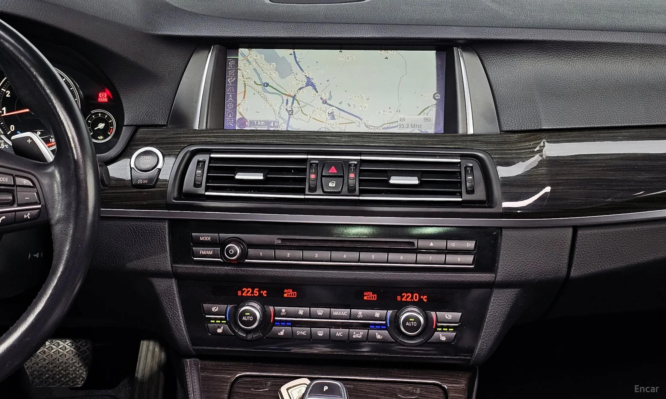 BMW 5 Series (F10) превью 14