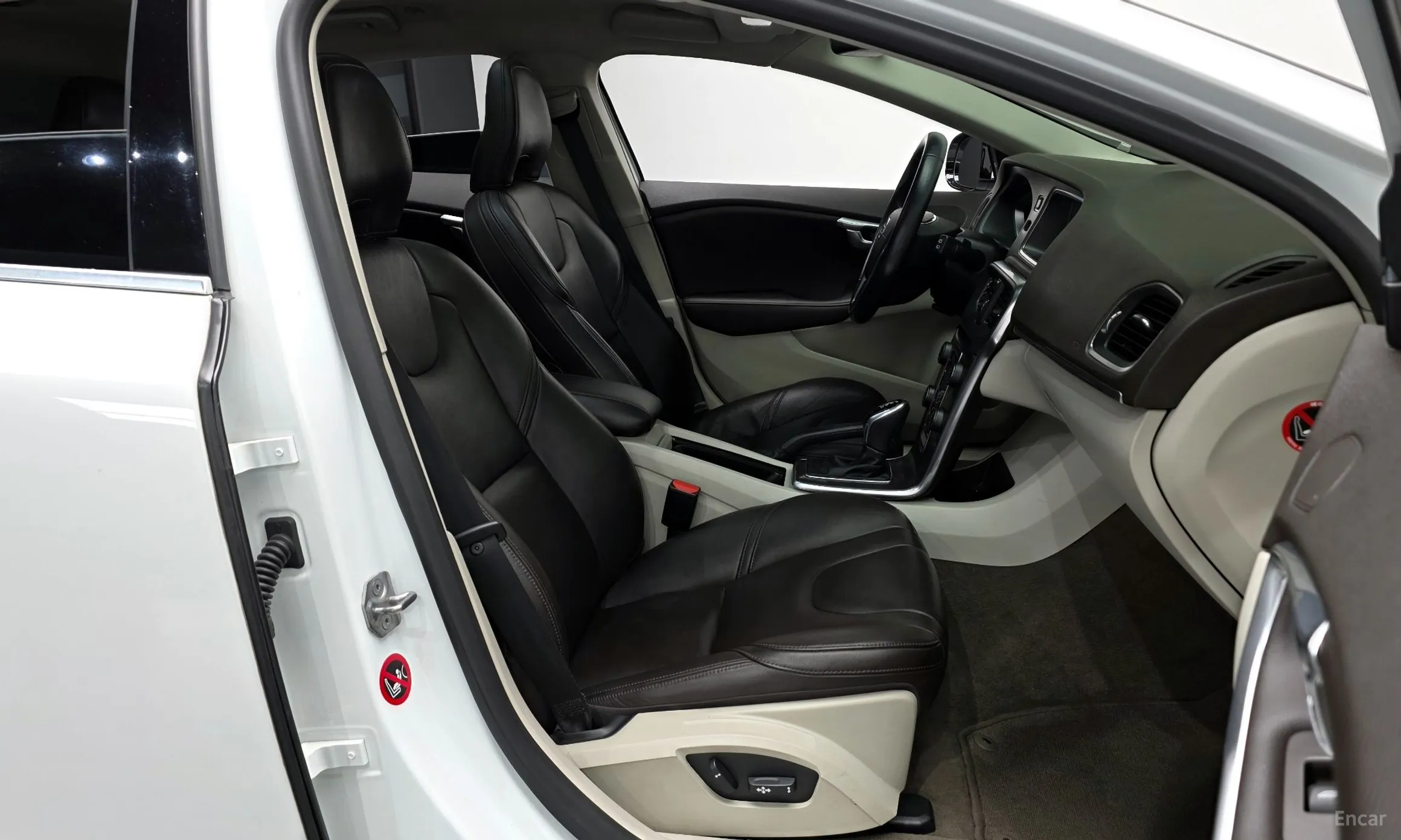 Volvo V40 превью 11