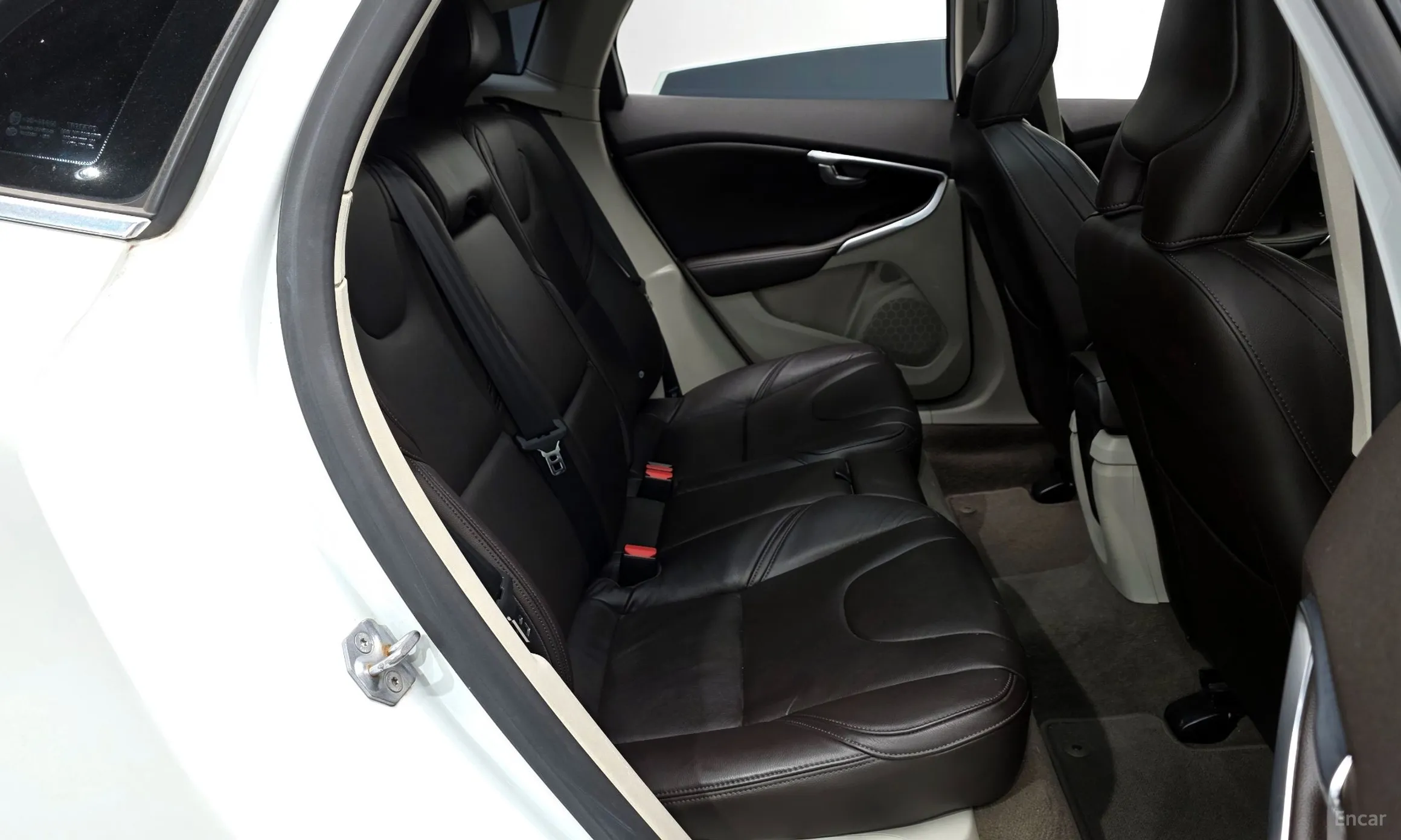 Volvo V40 превью 12