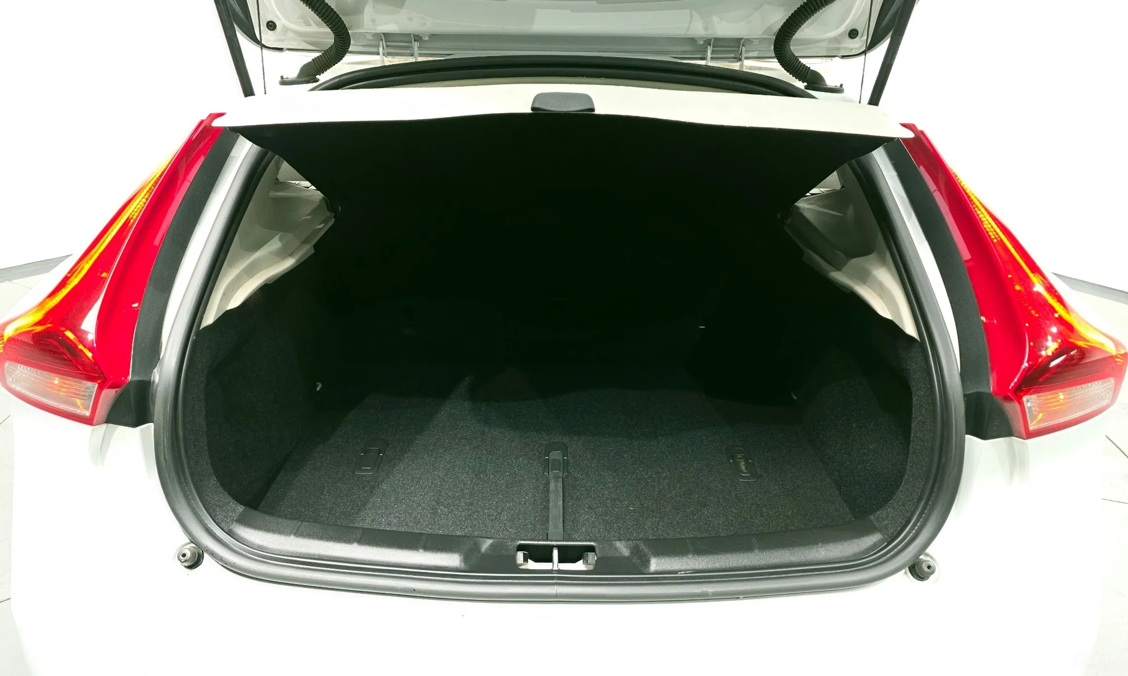 Volvo V40 превью 20