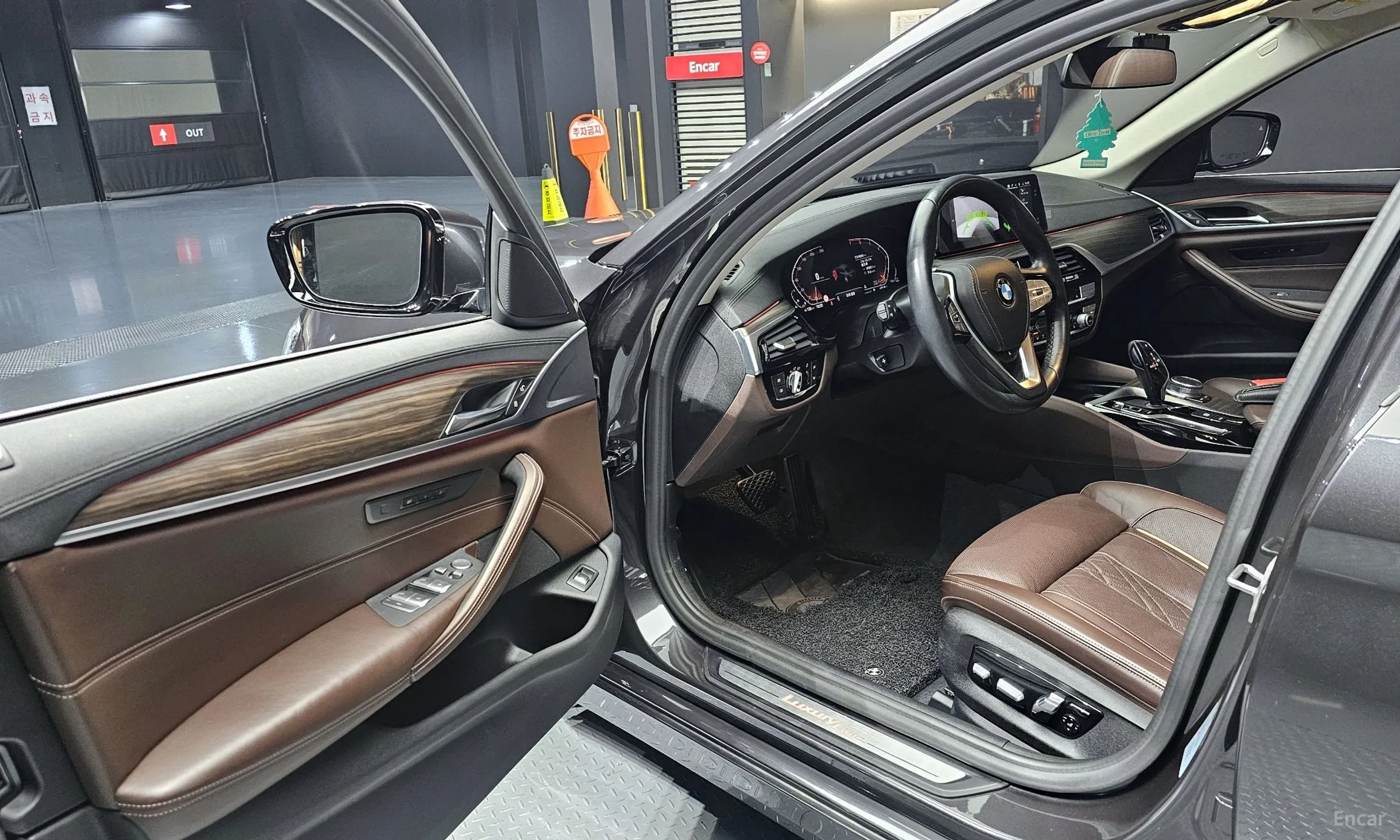 BMW 5 Series (G30) превью 11