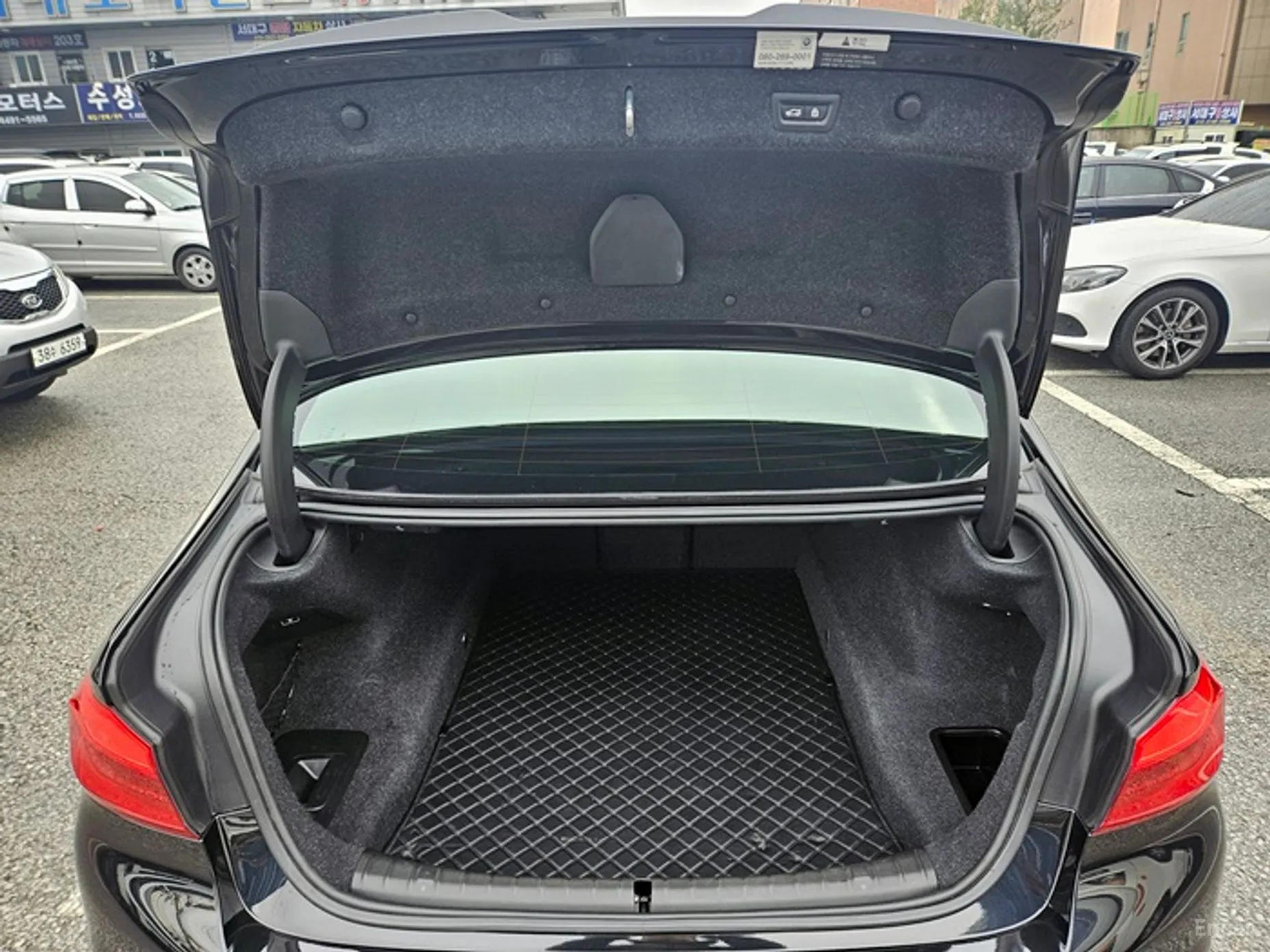 BMW 5 Series (G30) превью 19