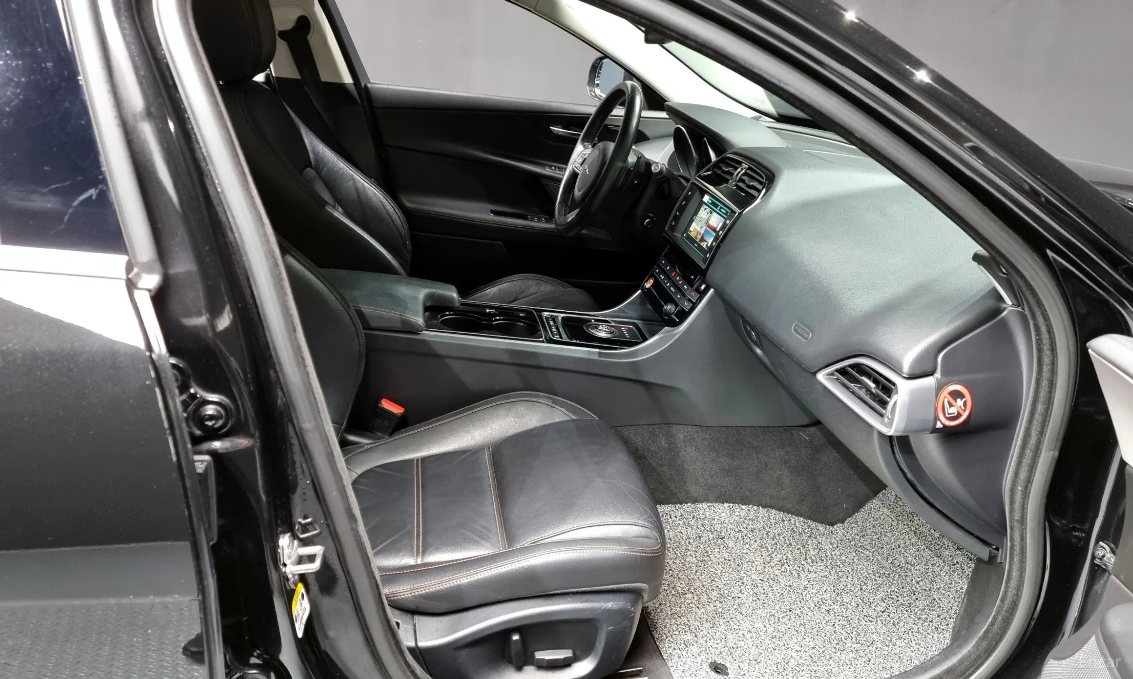 Jaguar XE превью 11