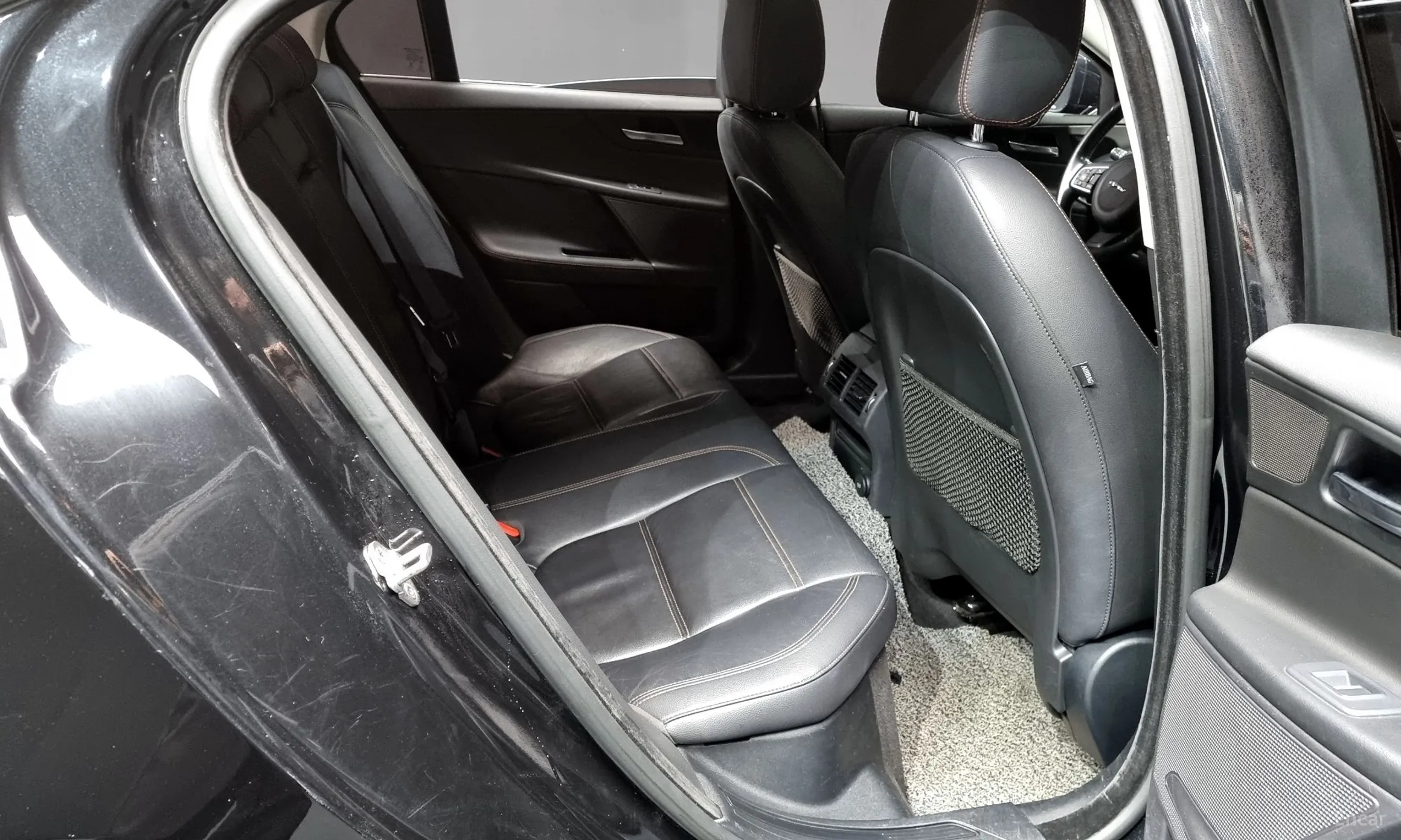 Jaguar XE превью 12
