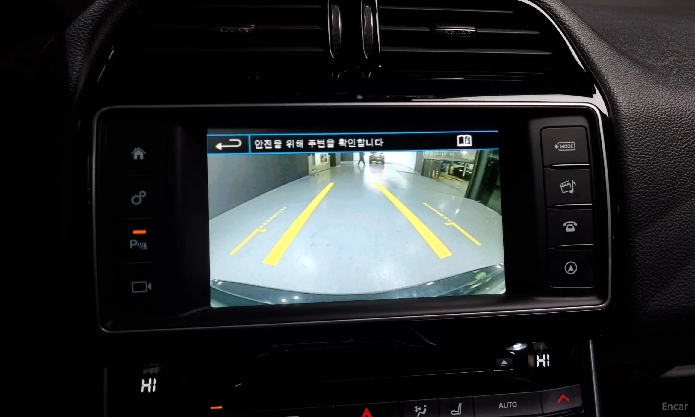 Jaguar XE превью 15