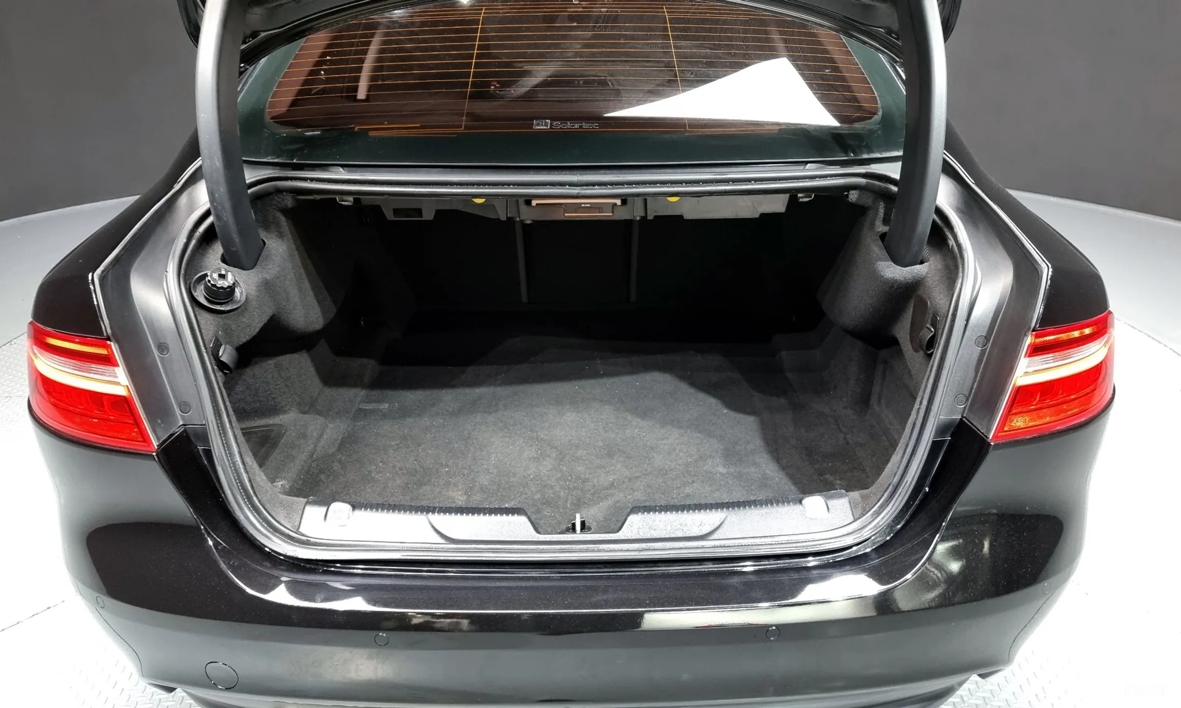 Jaguar XE превью 20