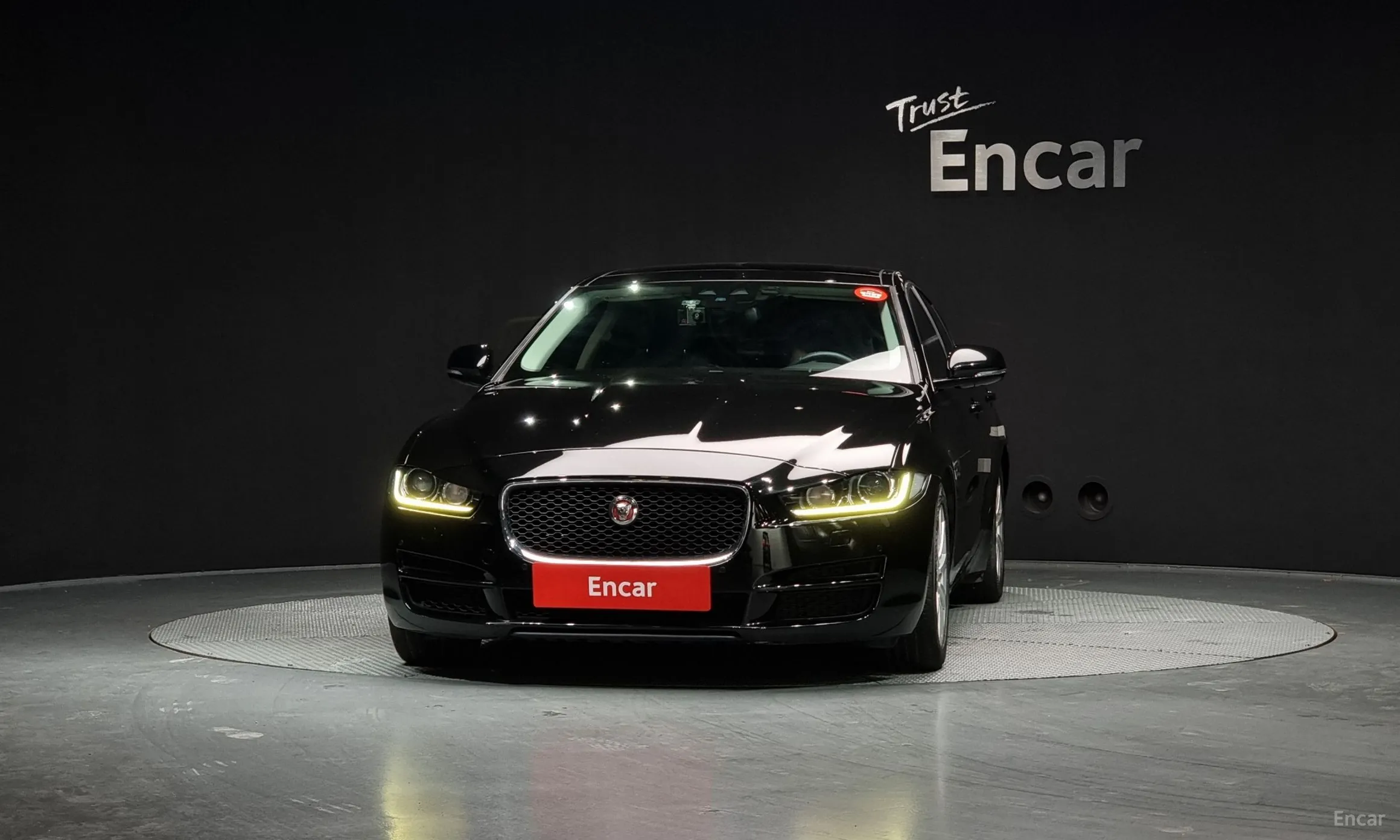 Jaguar XE превью 3