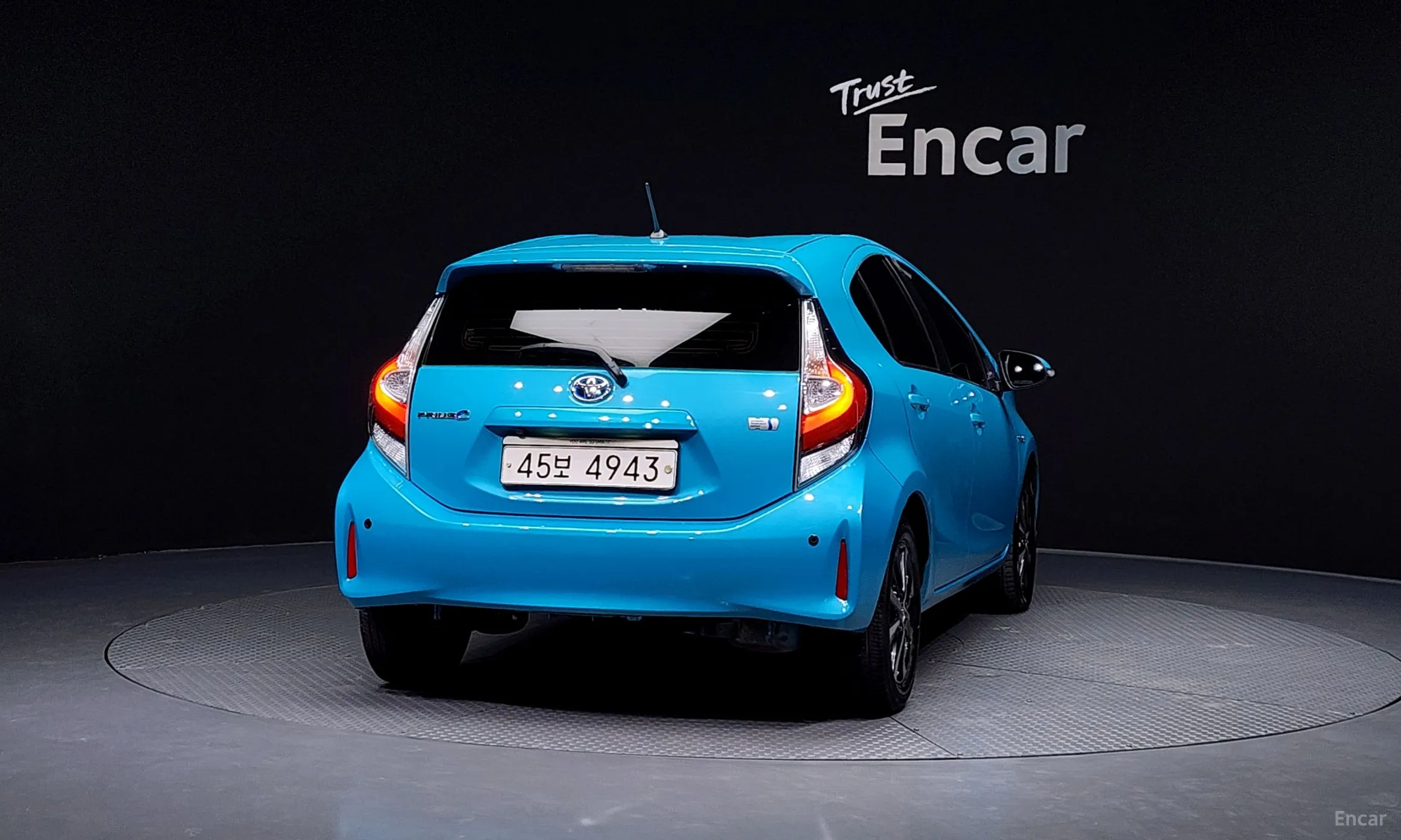 Toyota Prius C превью 4