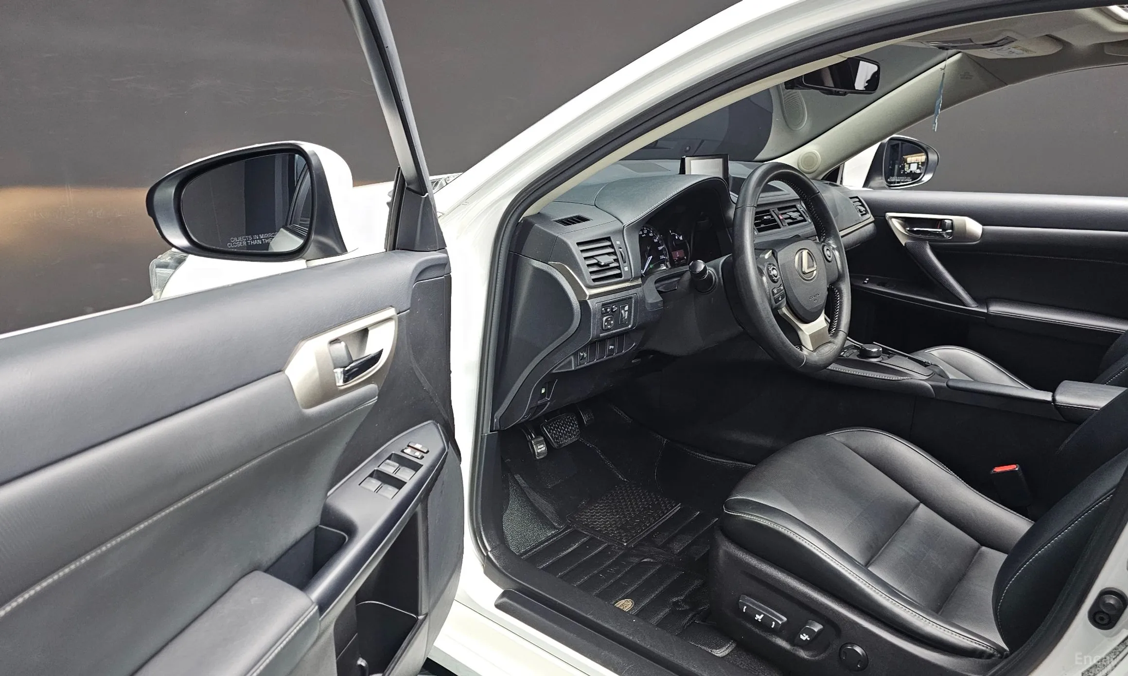 Lexus CT200h превью 11
