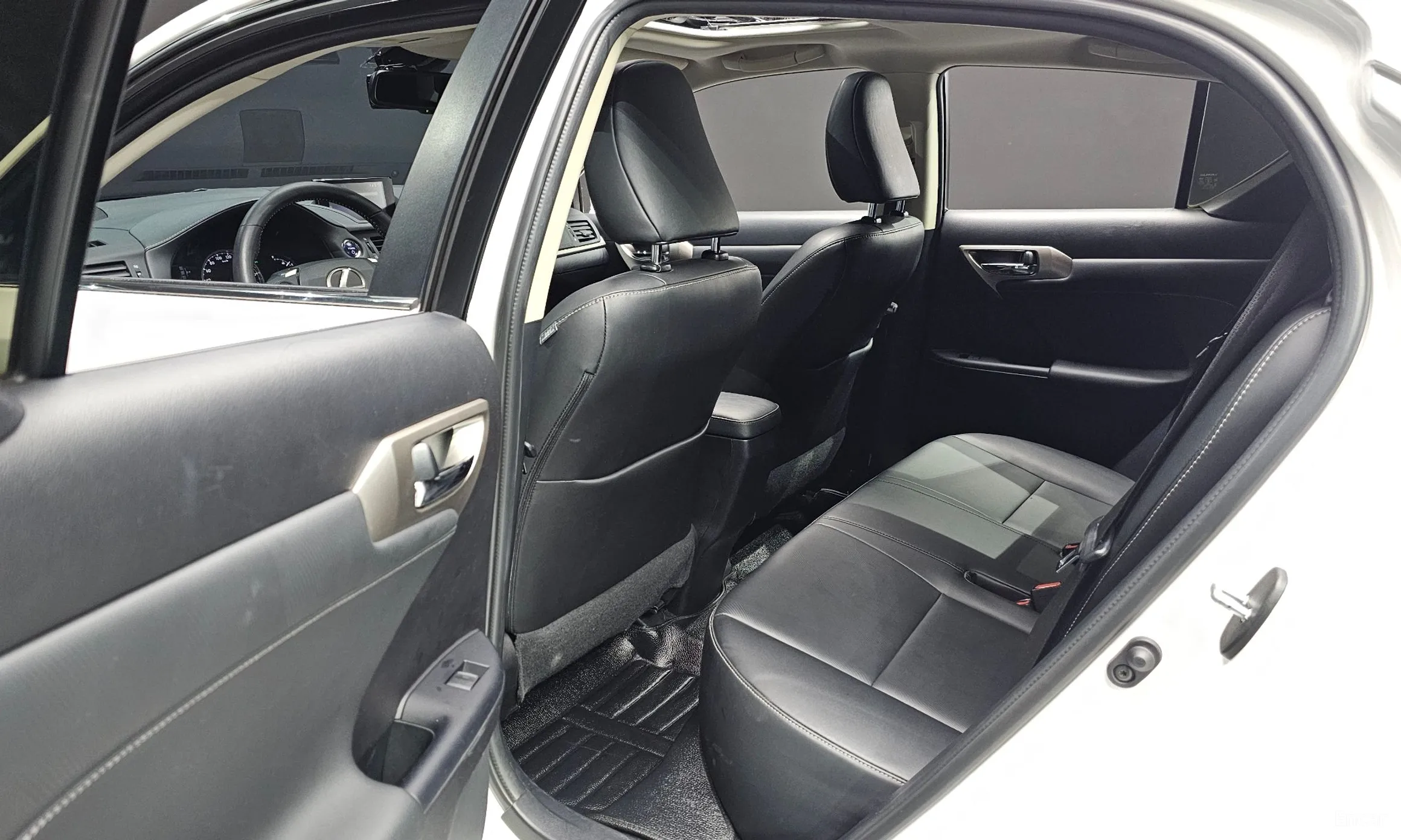 Lexus CT200h превью 12