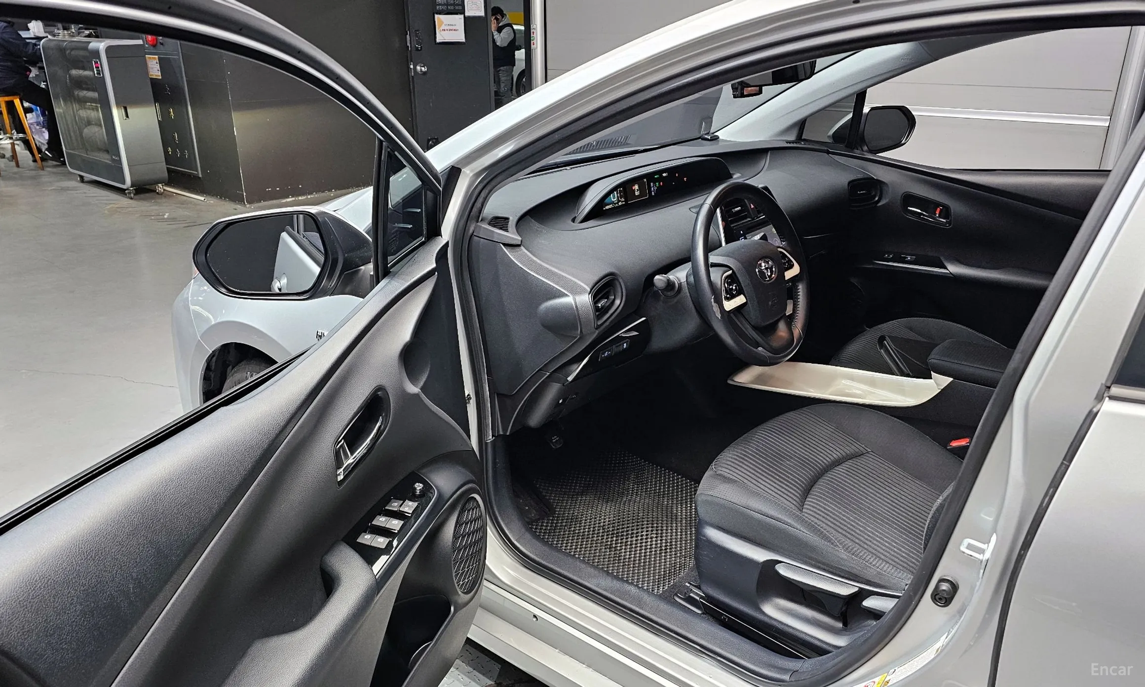 Toyota Prius 4th Generation превью 10
