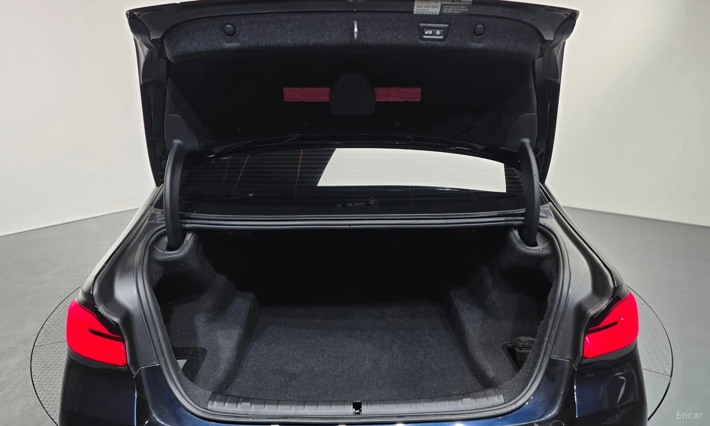 BMW 5 Series (G30) превью 20