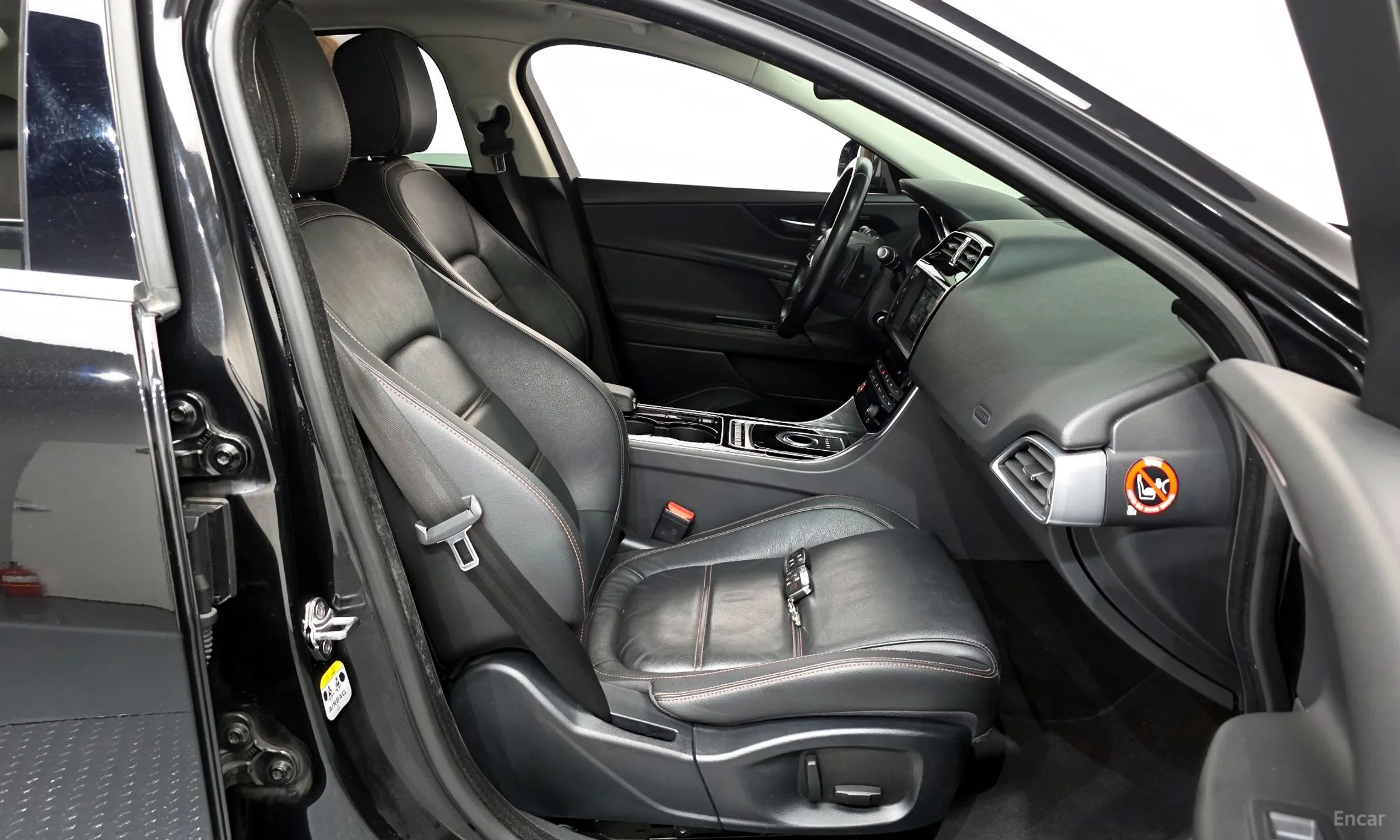 Jaguar XE превью 10