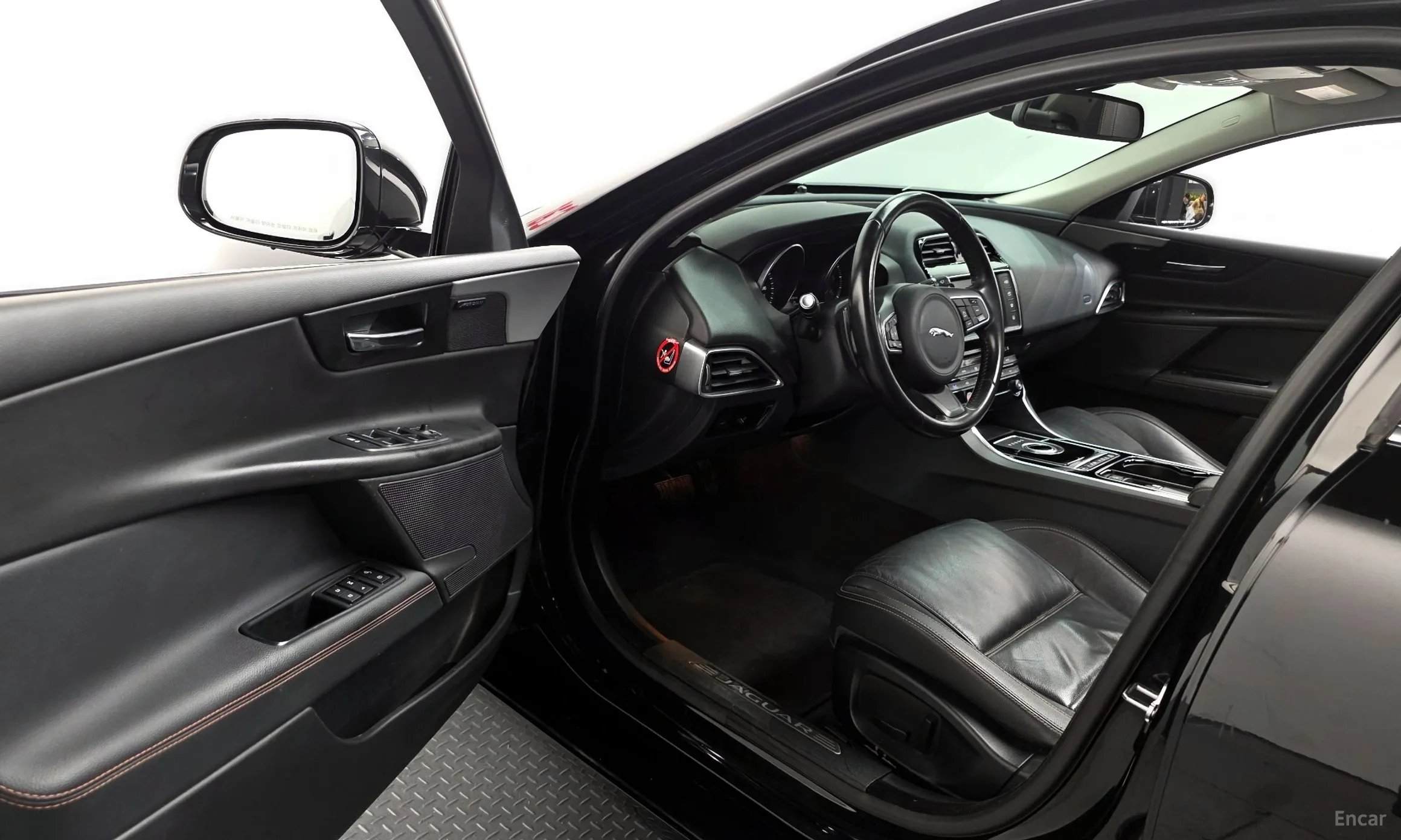 Jaguar XE превью 11