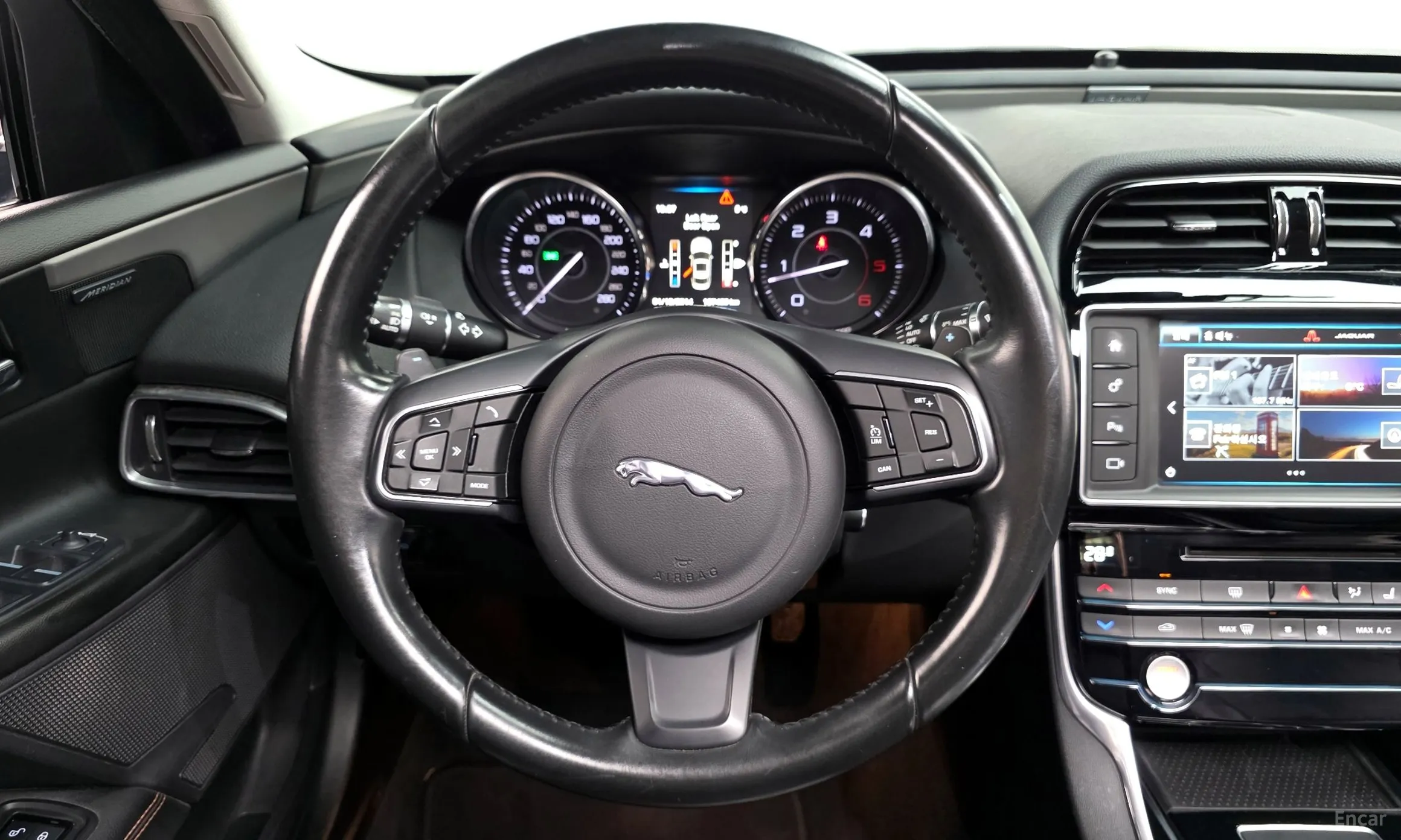 Jaguar XE превью 13