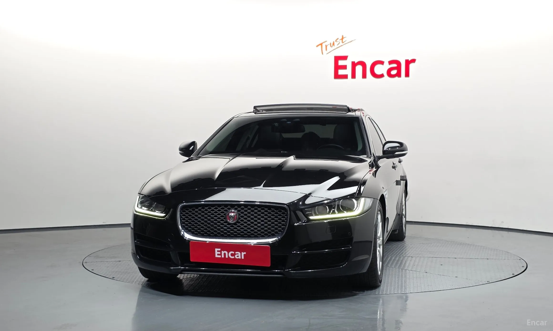 Jaguar XE превью 3