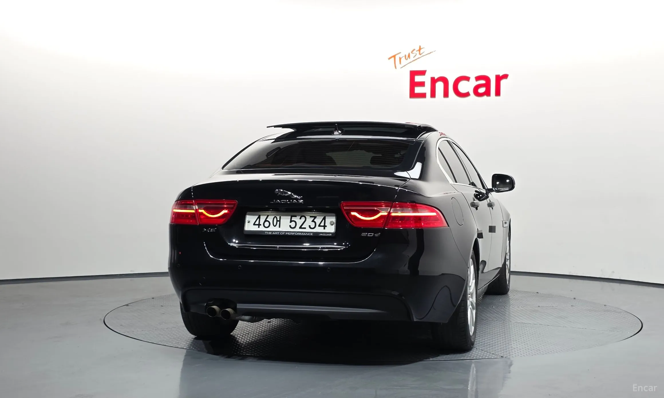 Jaguar XE превью 4
