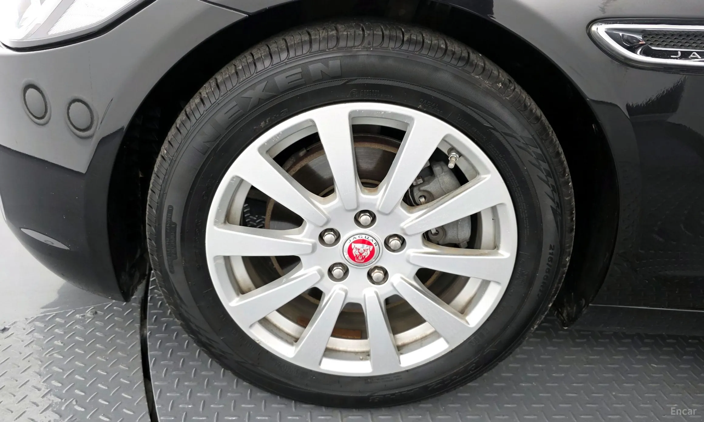 Jaguar XE превью 5