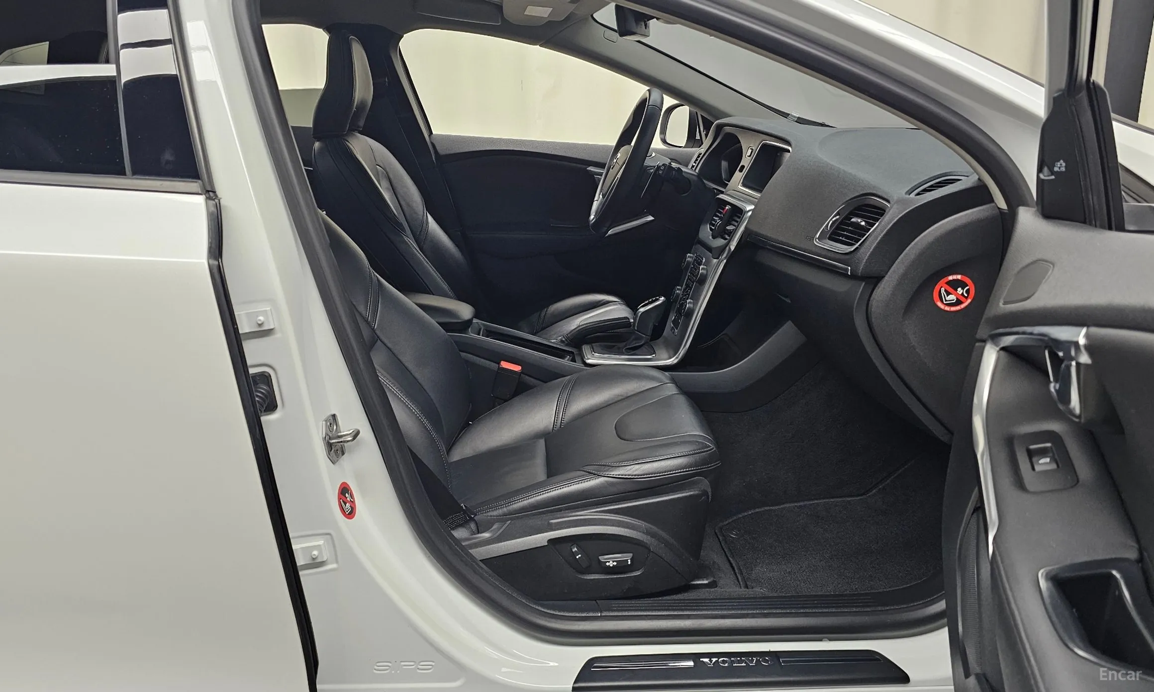 Volvo V40 превью 11