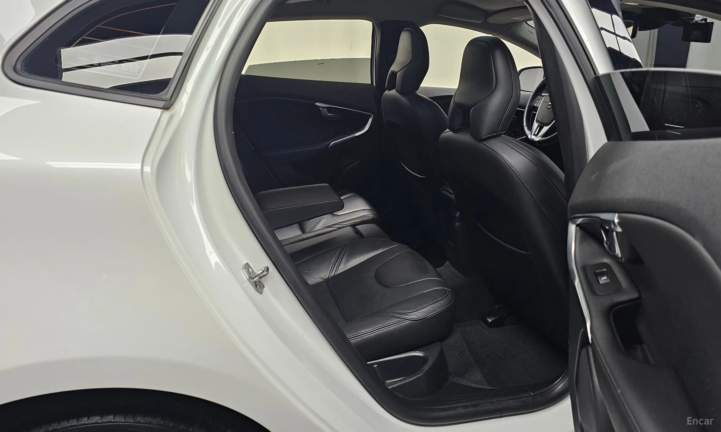 Volvo V40 превью 12