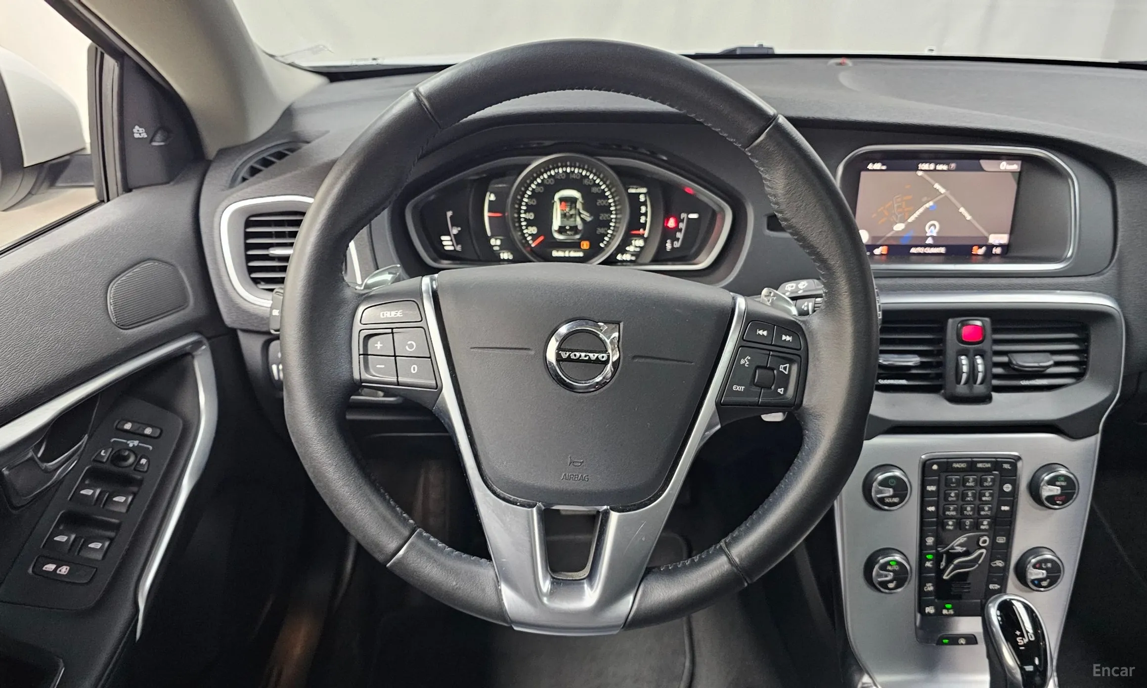 Volvo V40 превью 13