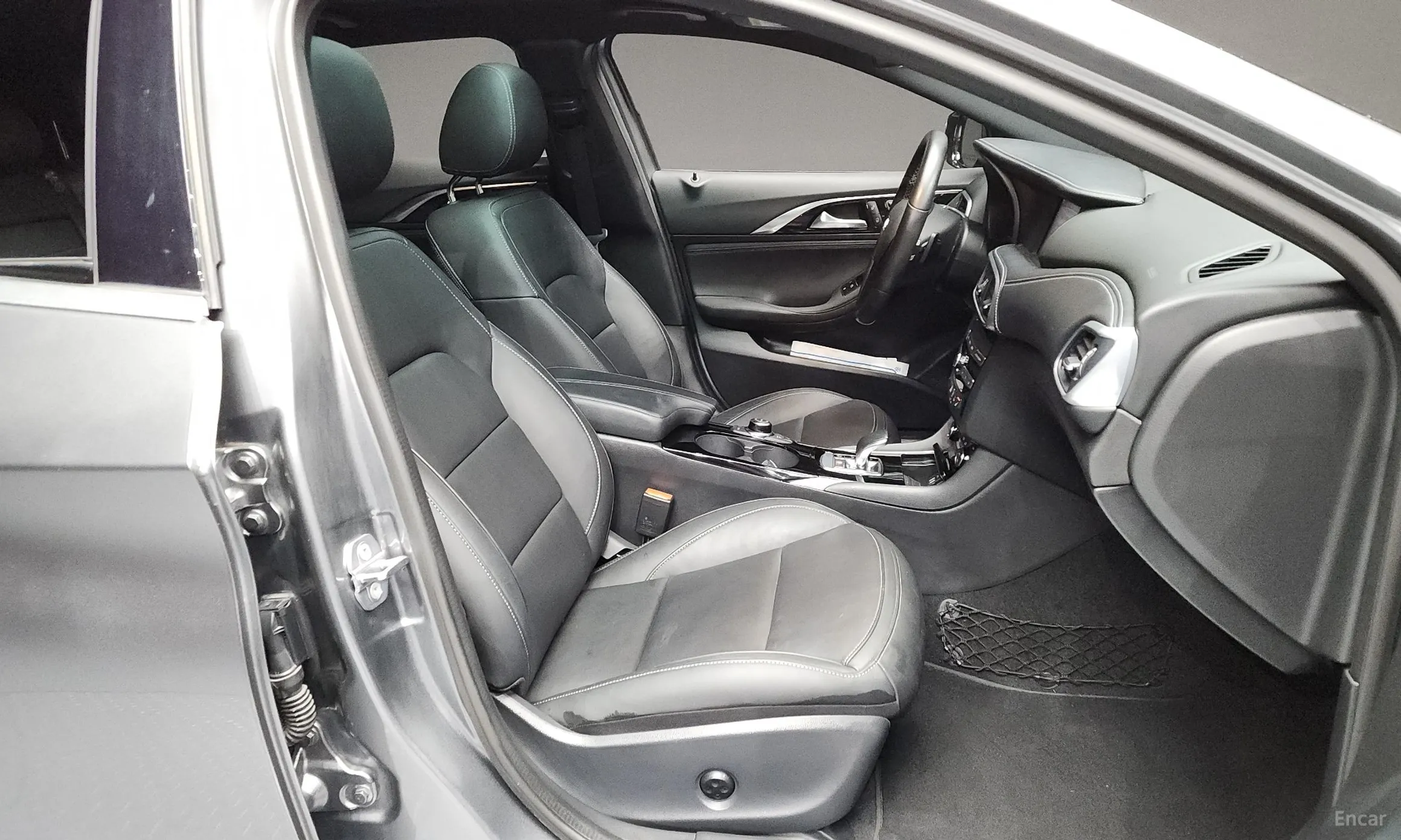 Infiniti Q30 превью 11