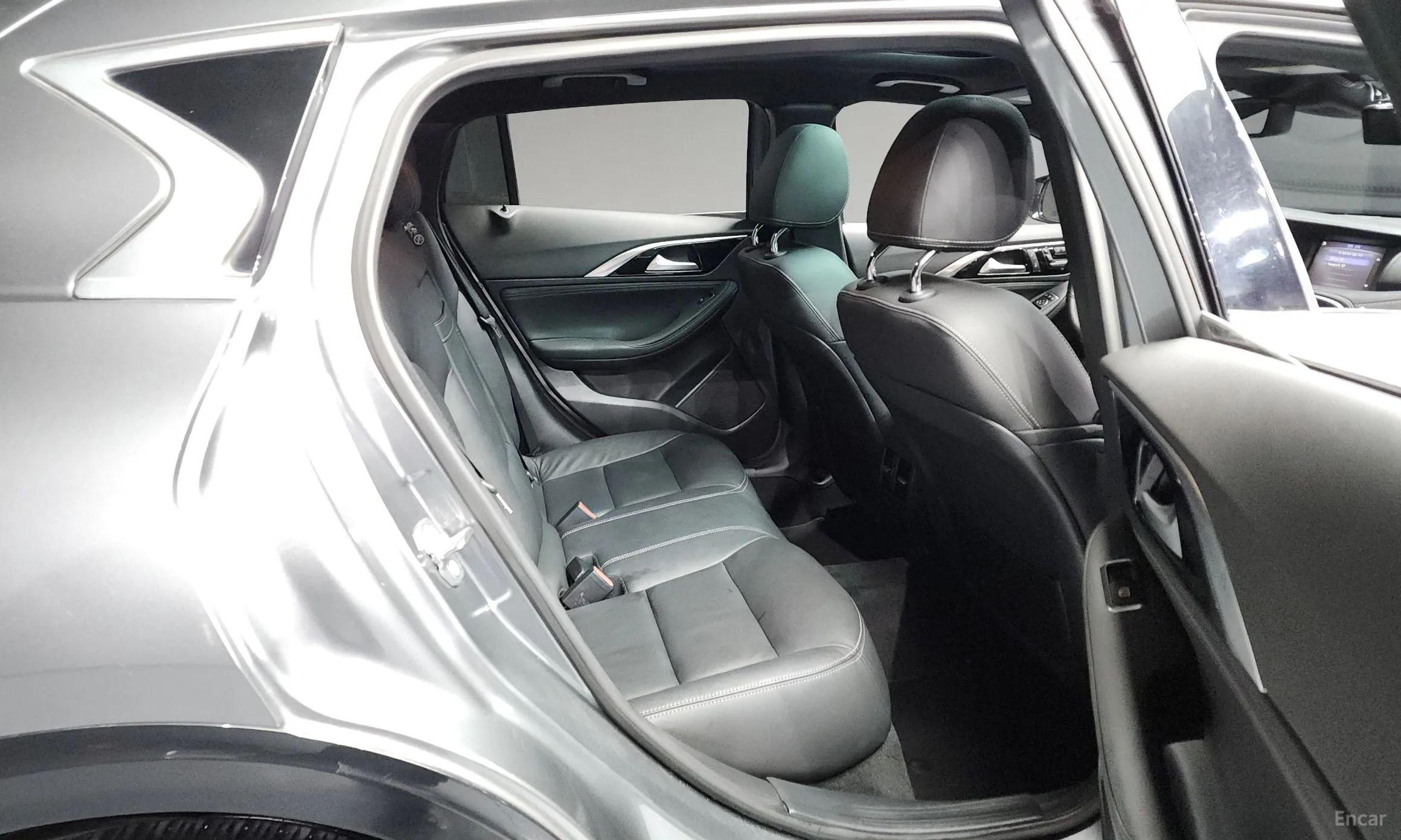 Infiniti Q30 превью 12