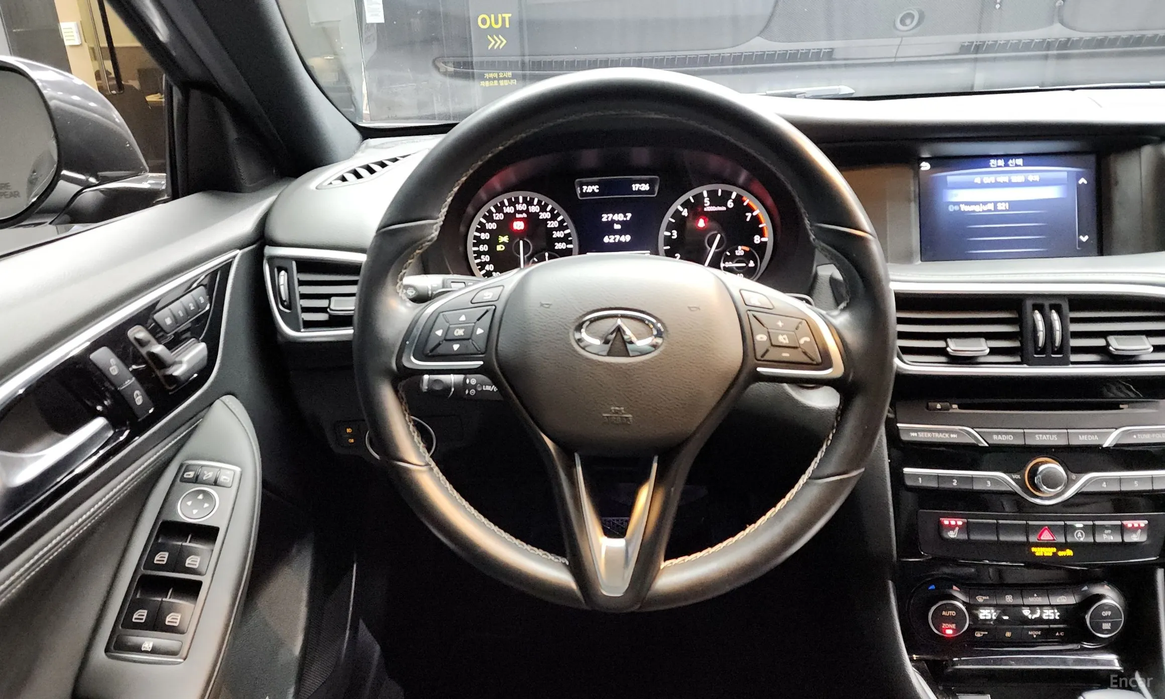 Infiniti Q30 превью 13