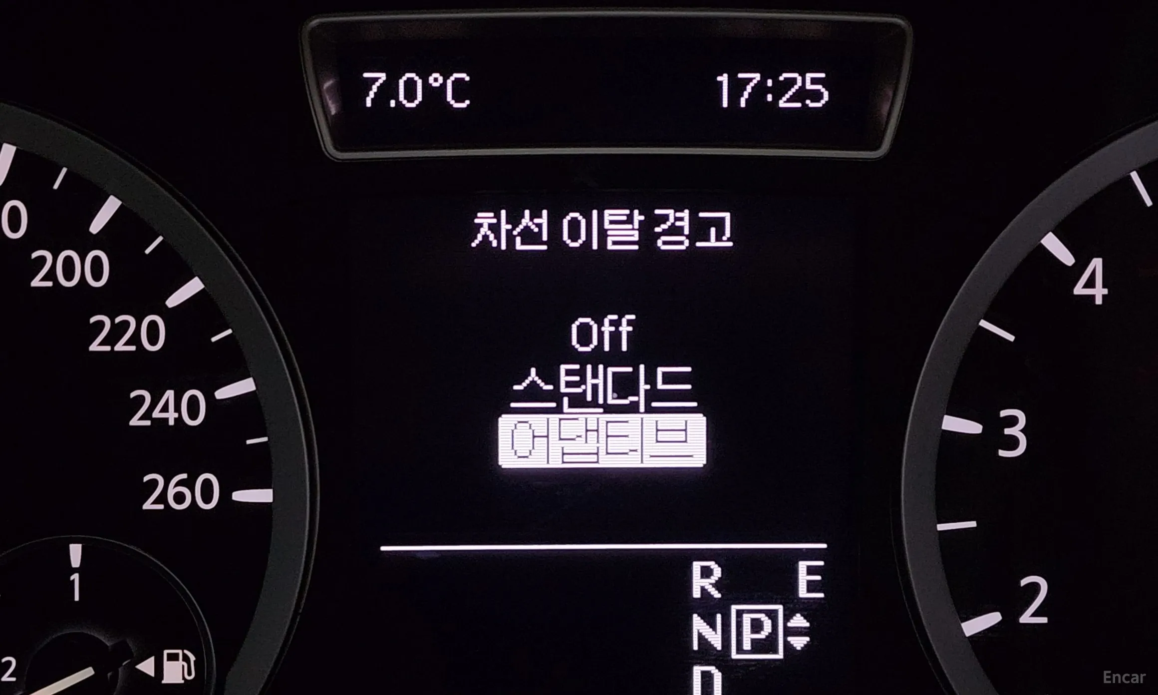 Infiniti Q30 превью 17