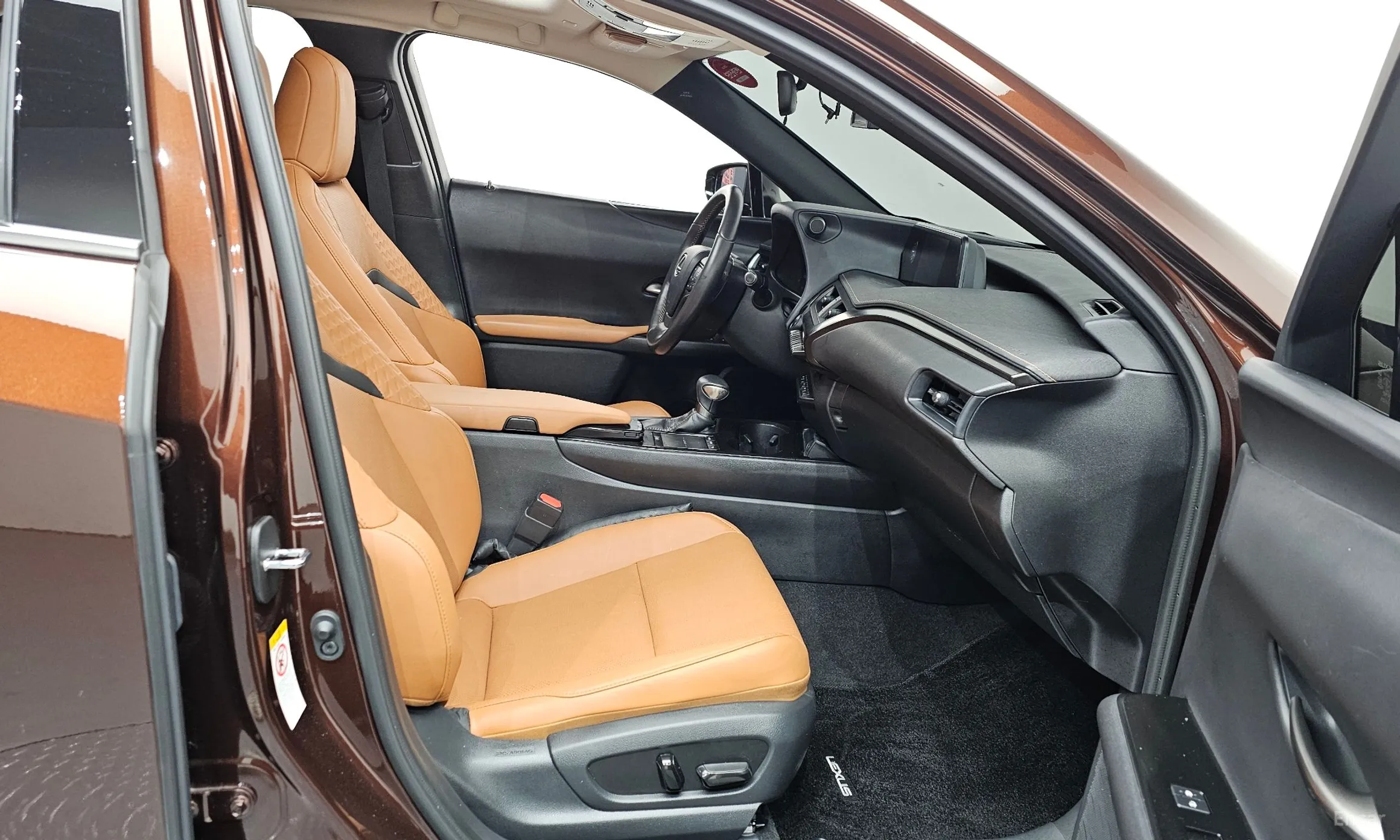 Lexus UX250h превью 11