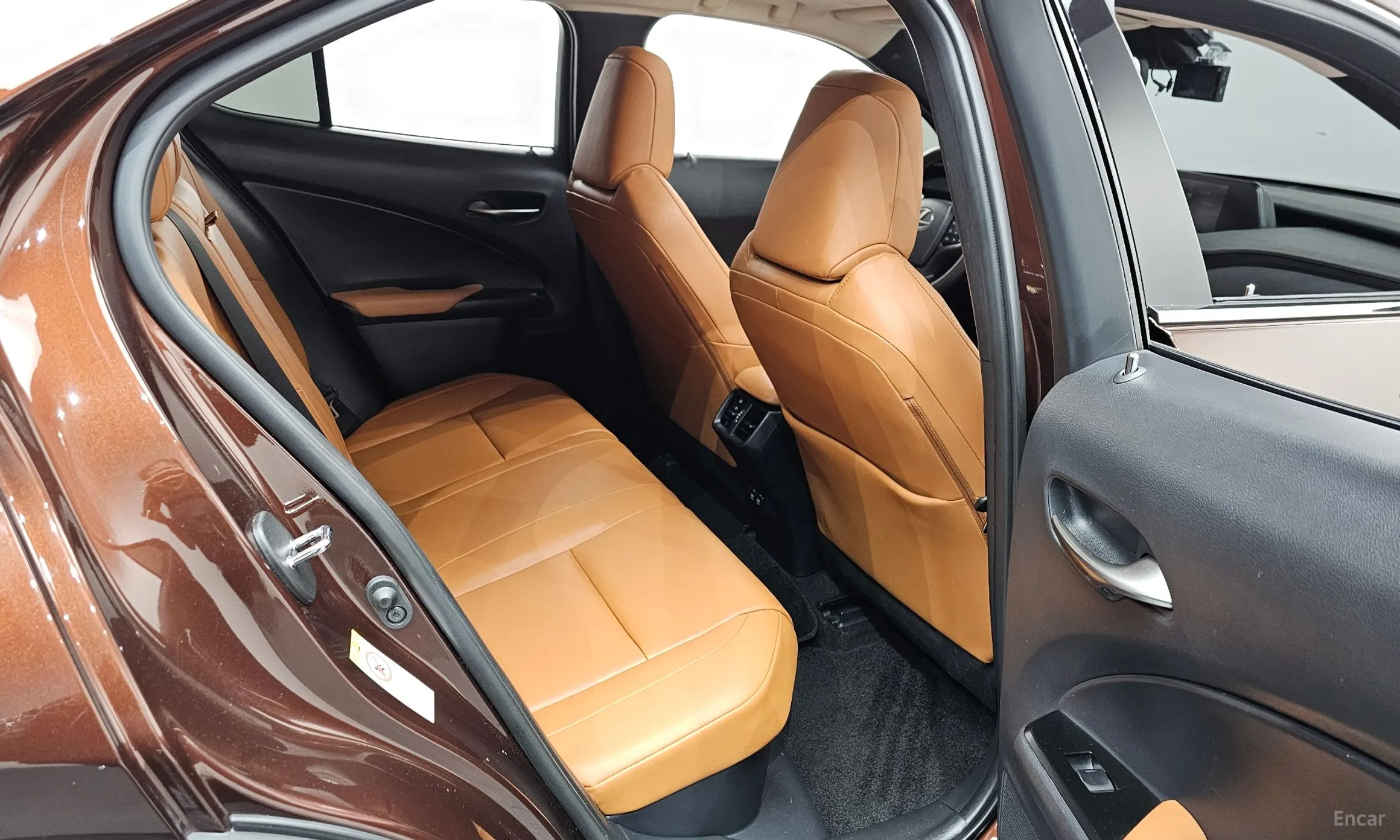 Lexus UX250h превью 12