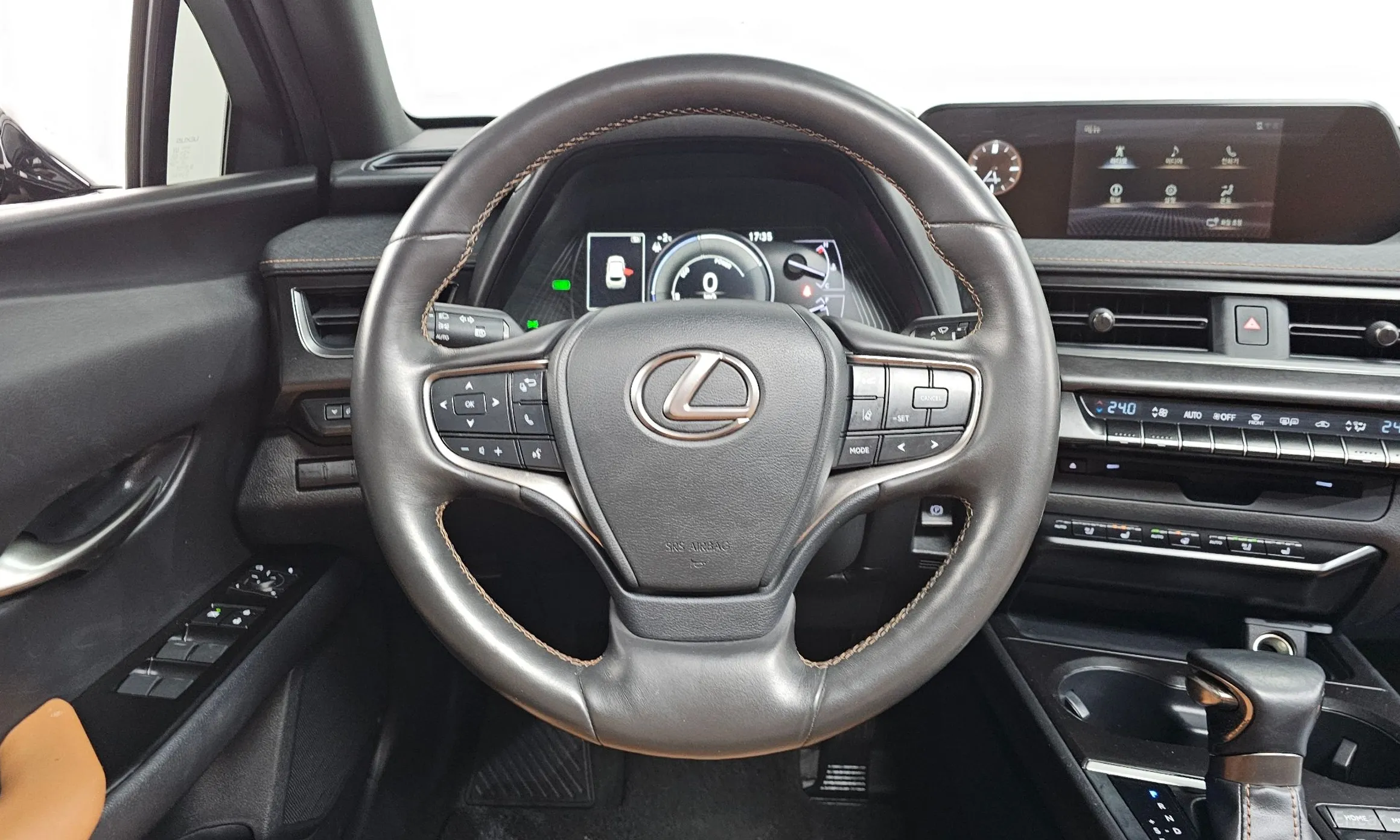 Lexus UX250h превью 13