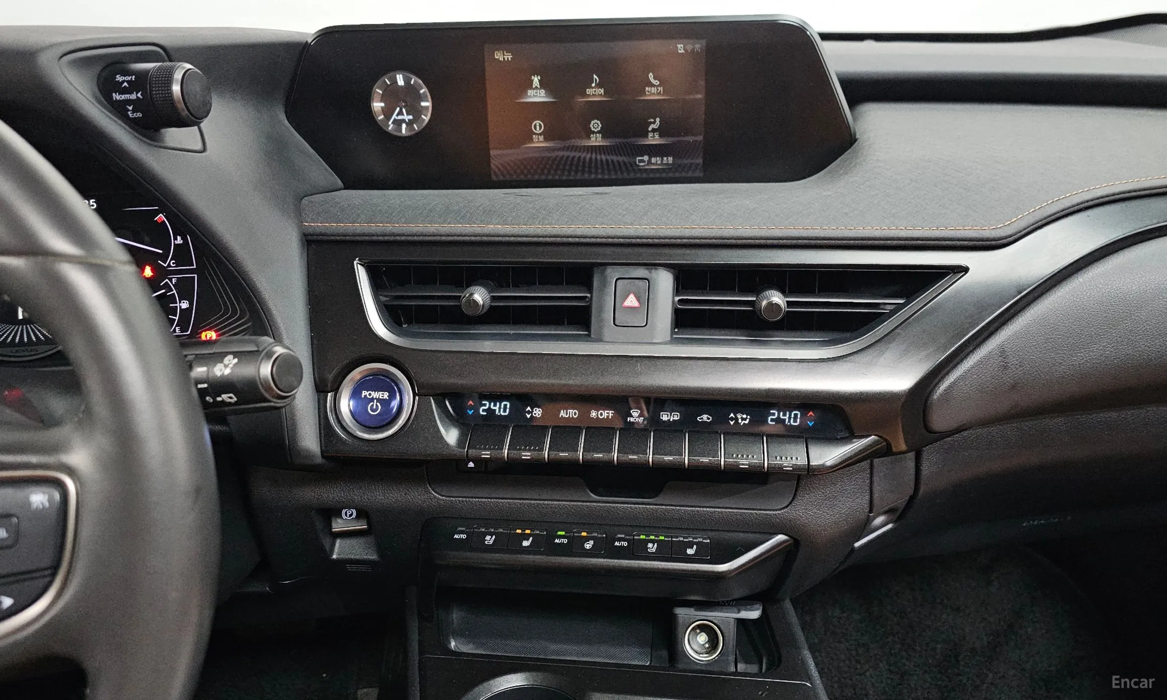 Lexus UX250h превью 14