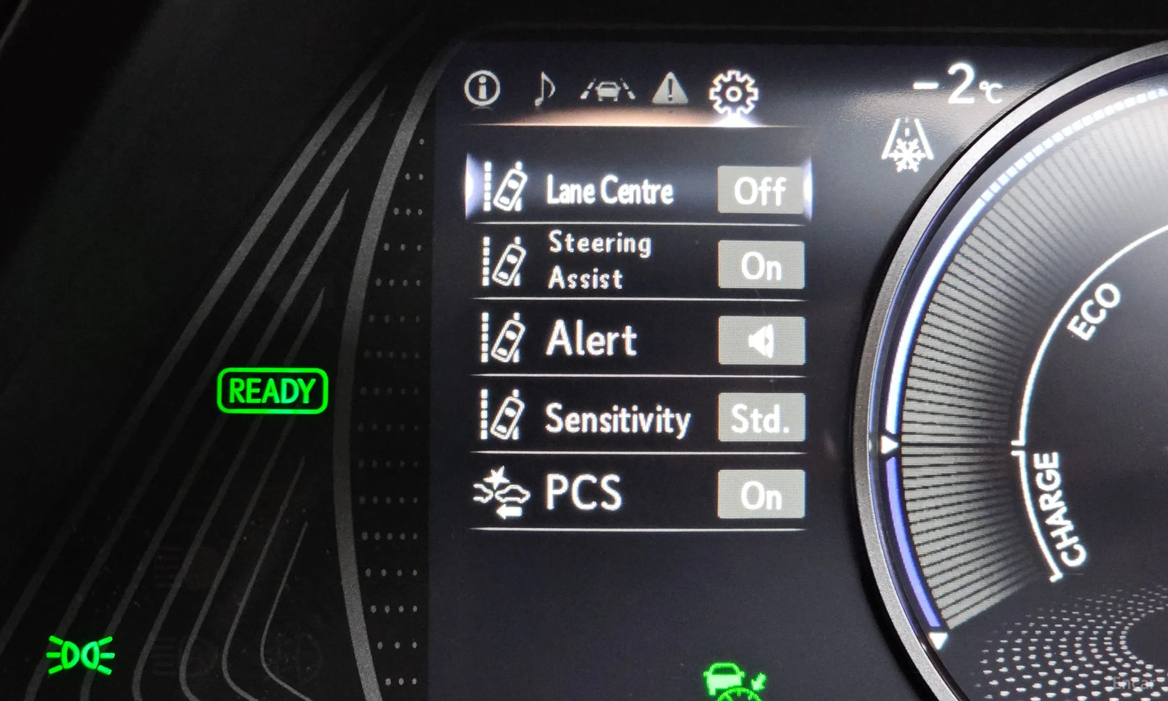 Lexus UX250h превью 16