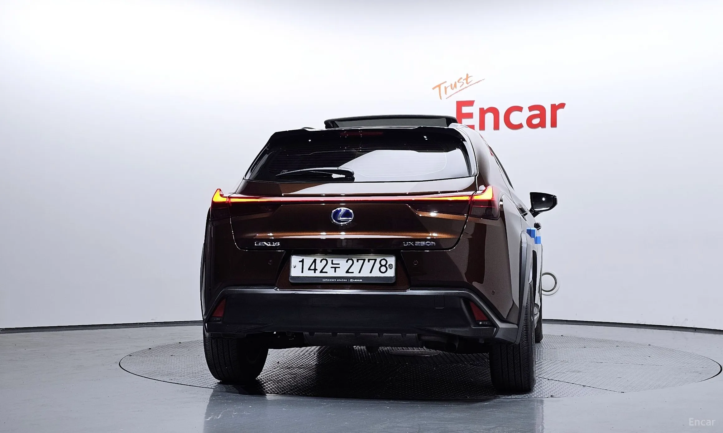 Lexus UX250h превью 4
