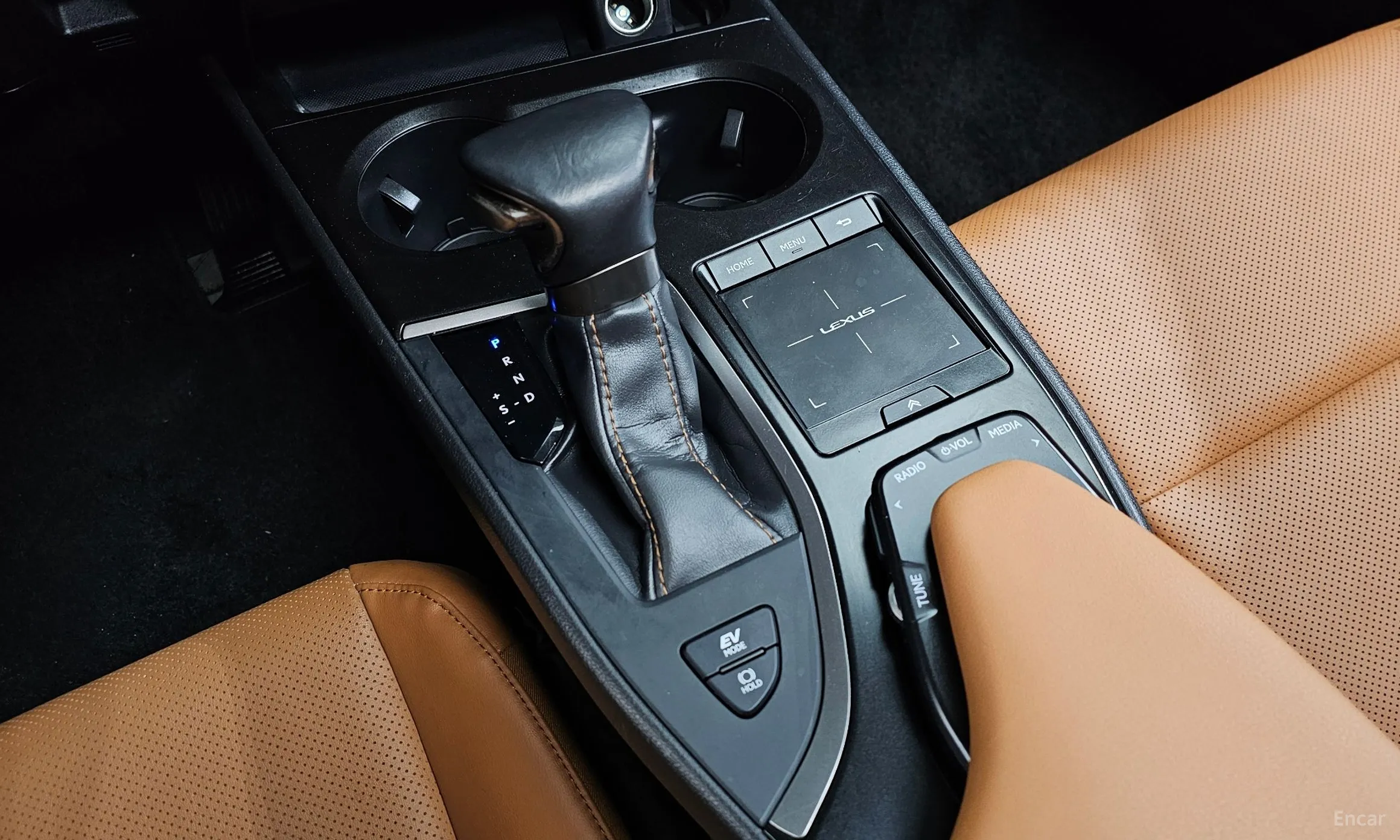 Lexus UX250h превью 9