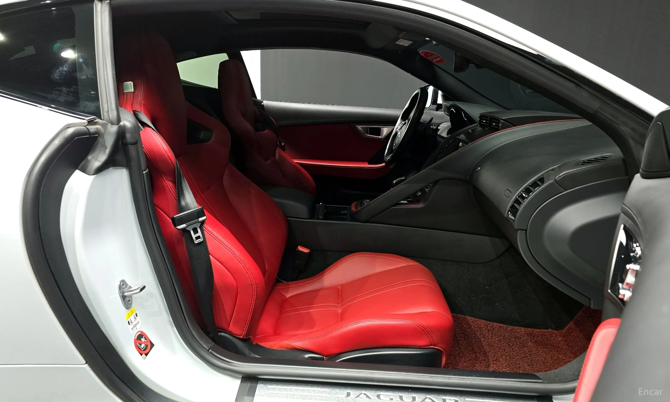 Jaguar F-TYPE превью 10