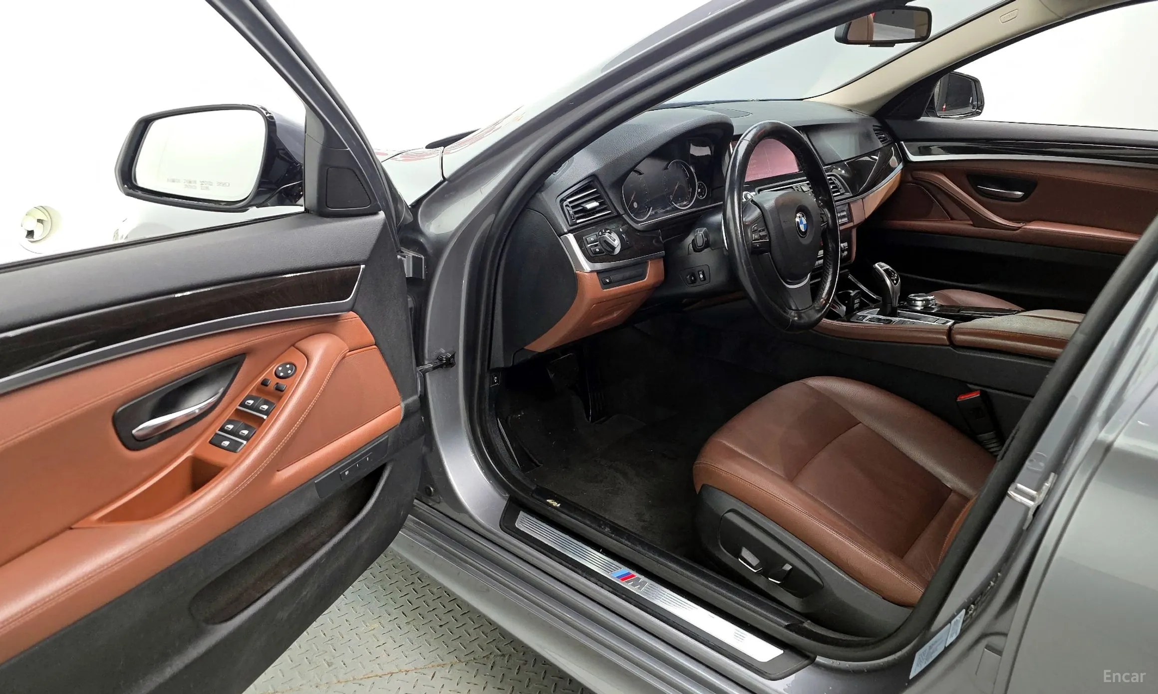 BMW 5 Series (F10) превью 10