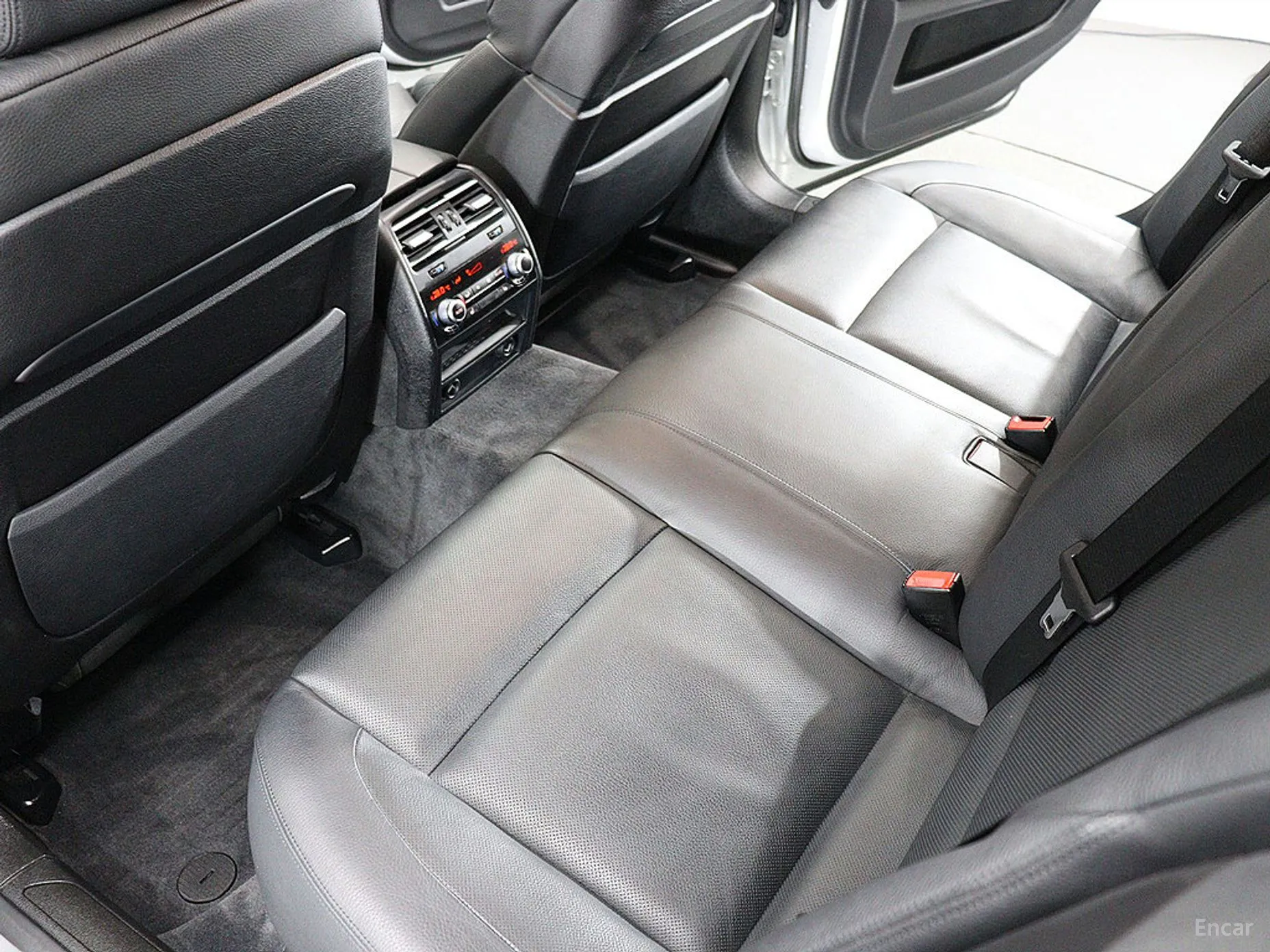 BMW 7 Series (F01) превью 16