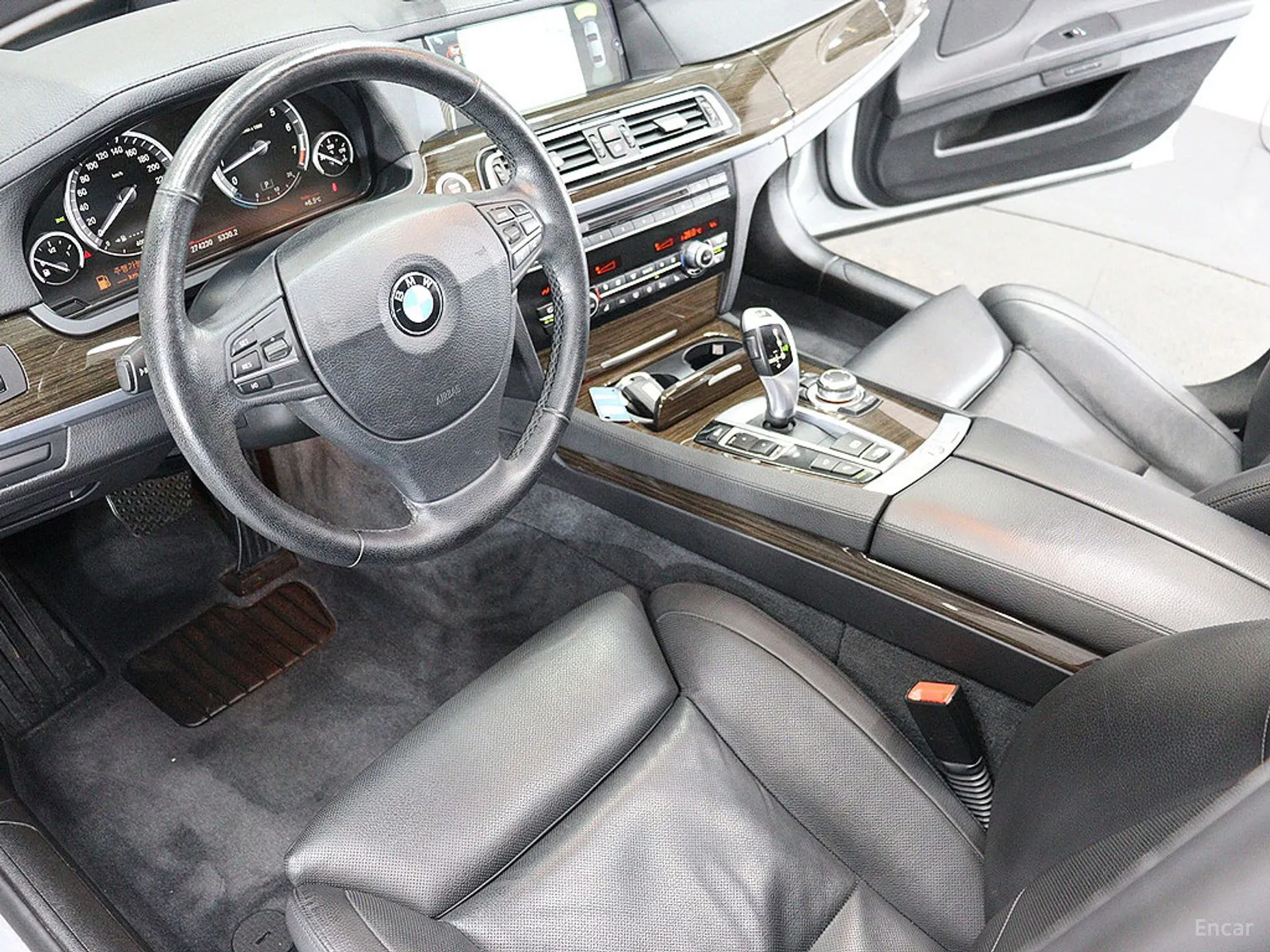BMW 7 Series (F01) превью 17