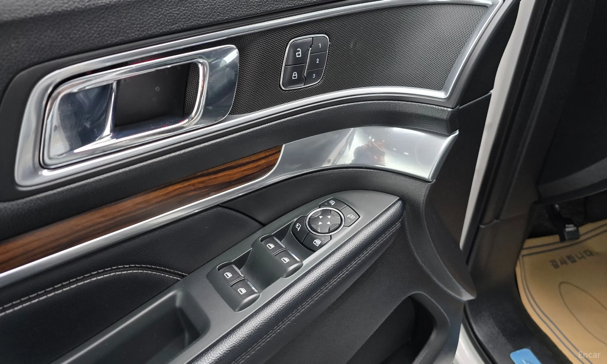Ford Explorer превью 17