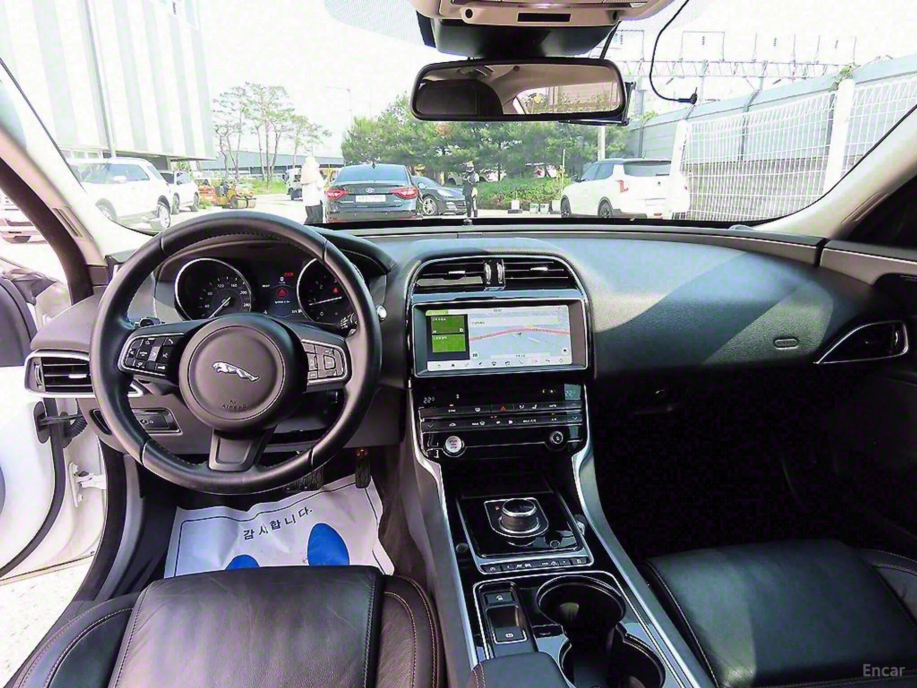 Jaguar XE превью 7